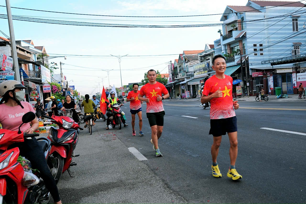 Att springa 800 km till staden uppkallad efter farbror Ho: Själverövringens resa - Foto 7. Chạy bộ 800 km về thành phố mang tên Bác: Hành trình chinh phục bản thân- Ảnh 7.