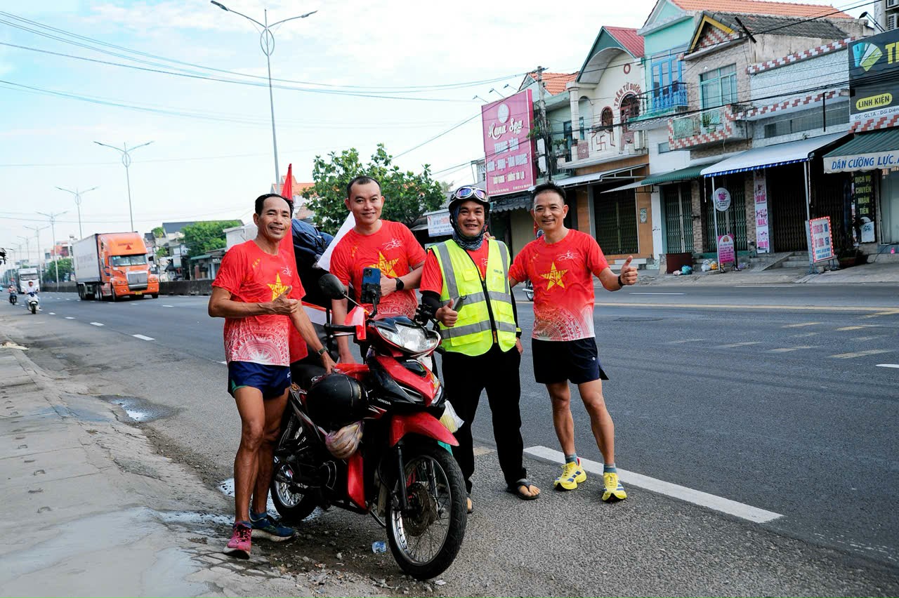 Att springa 800 km till staden uppkallad efter farbror Ho: Själverövringens resa - Foto 5. Chạy bộ 800 km về thành phố mang tên Bác: Hành trình chinh phục bản thân- Ảnh 5.