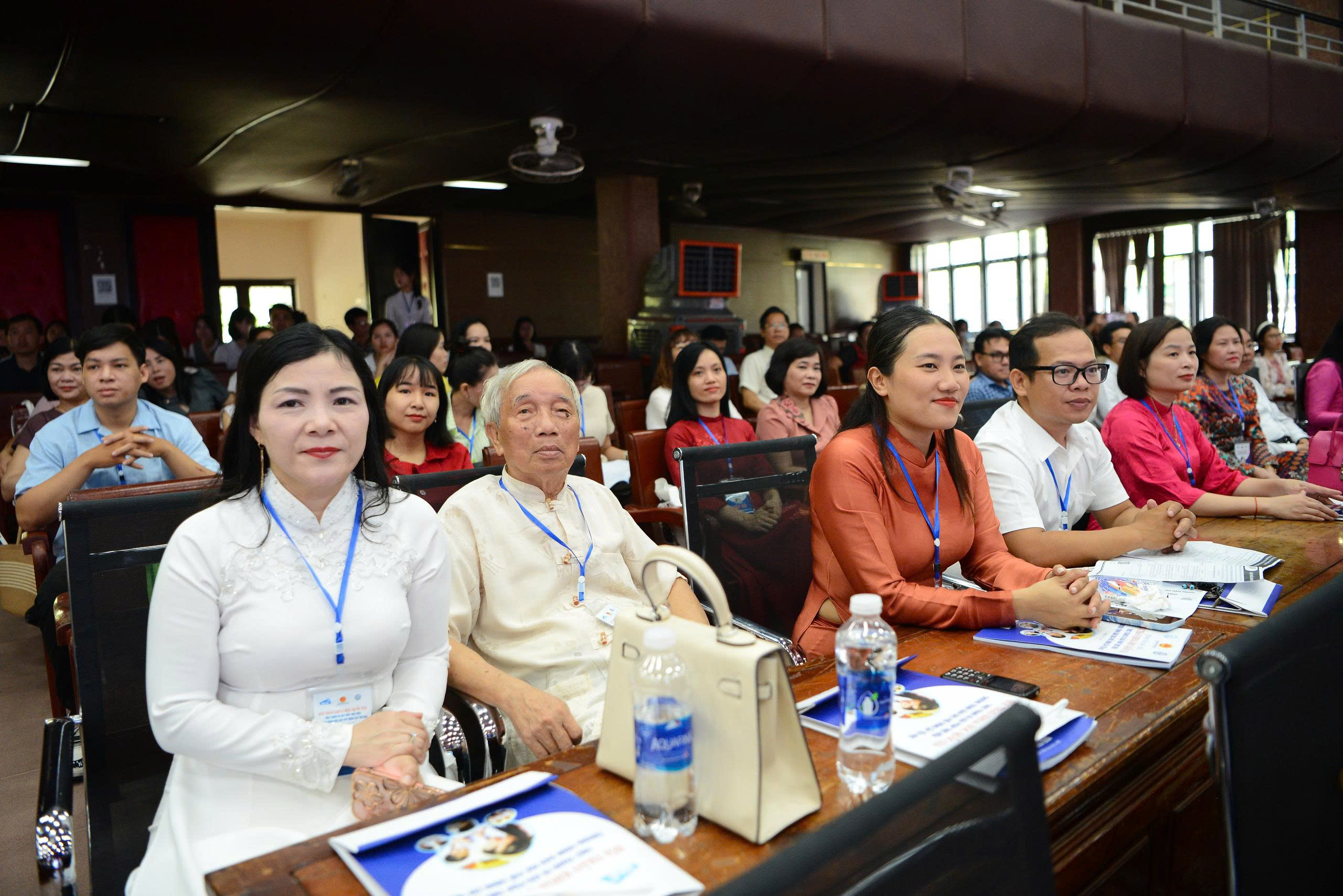Profesor Nguyen Minh Thuyet menunjukkan kejayaan dan batasan Program Pendidikan Umum 2018 - Foto 3. GS Nguyễn Minh Thuyết chỉ ra thành công và hạn chế của chương trình GDPT 2018- Ảnh 3.