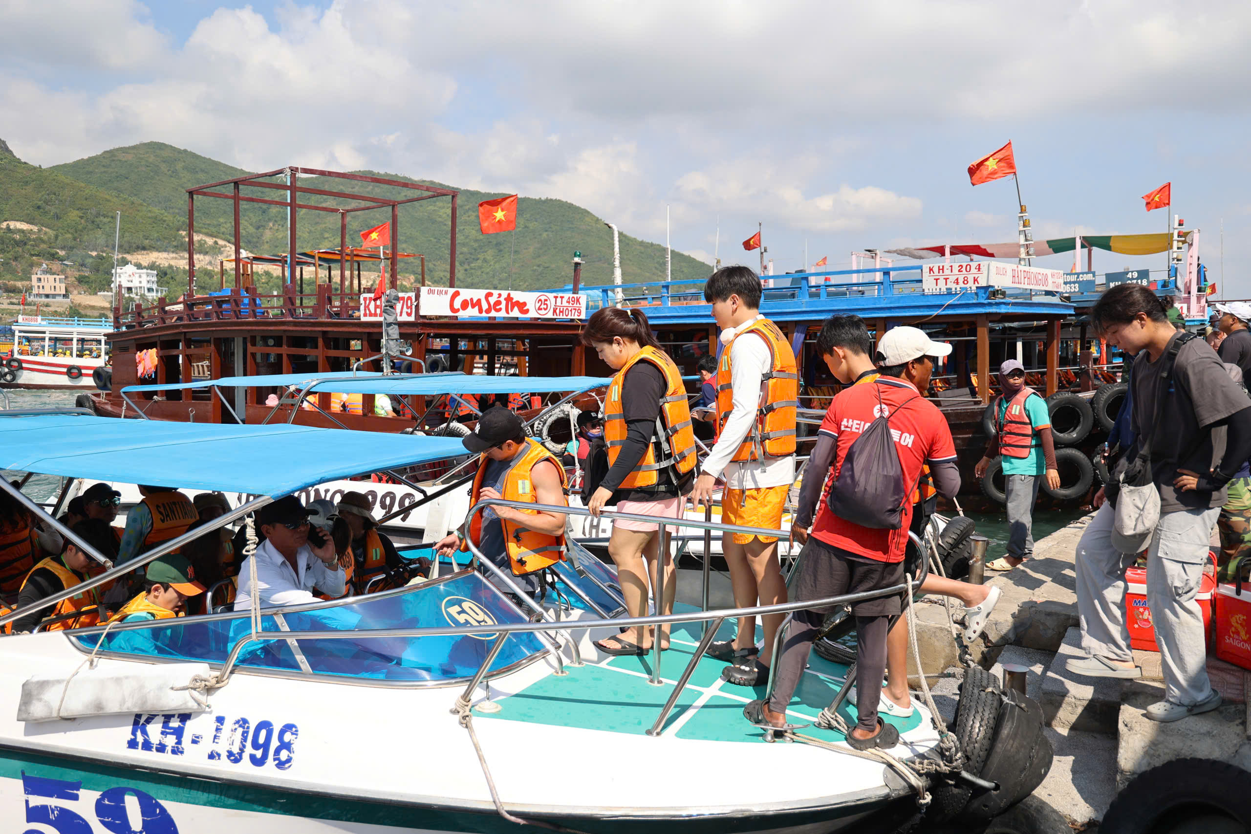 Từ ngày 25.8 sẽ thu phí tham quan vịnh Nha Trang- Ảnh 1. Từ ngày 25.8 sẽ thu phí tham quan vịnh Nha Trang- Ảnh 1.