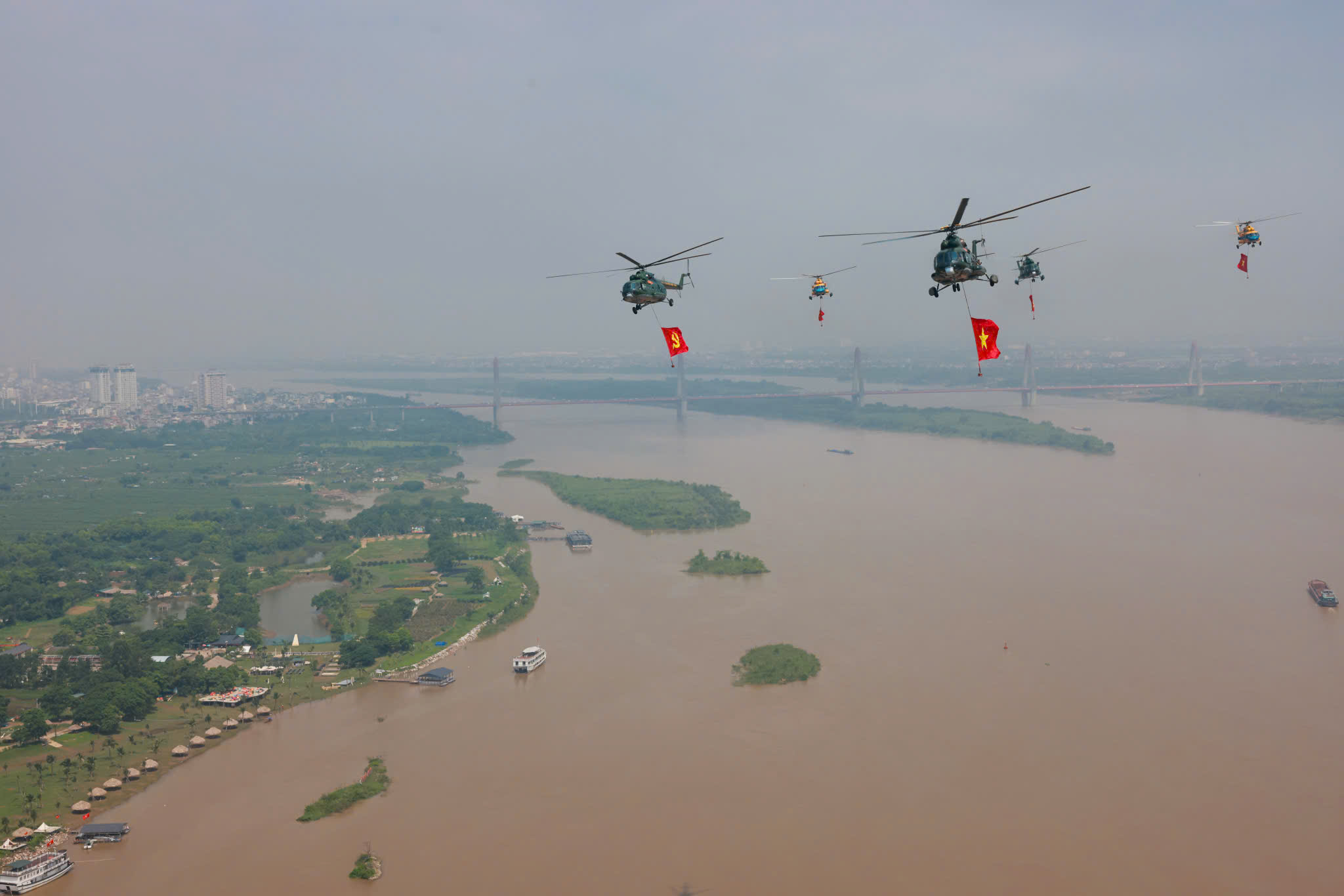 Trực thăng quân sự treo cờ bay hợp luyện diễu binh vào trung tâm Hà Nội- Ảnh 2. Trực thăng quân sự treo cờ bay hợp luyện diễu binh vào trung tâm Hà Nội- Ảnh 2.
