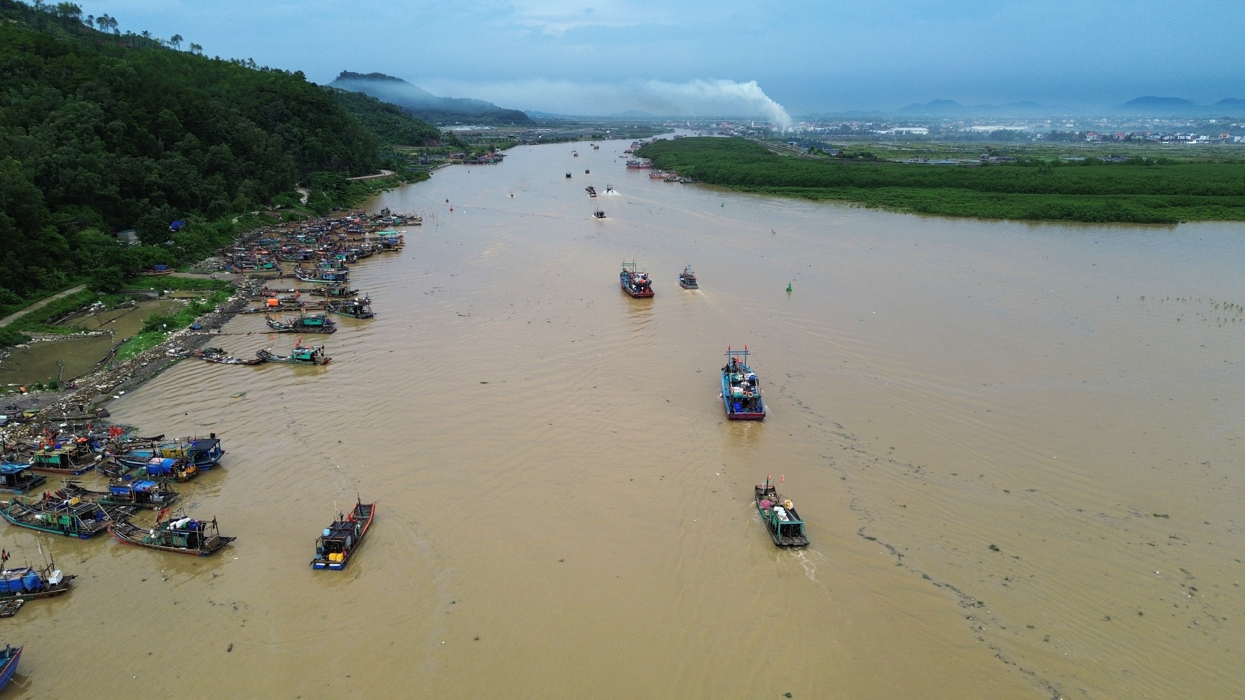 Tàu thuyền nối đuôi nhau đi tránh bão Kajiki- Ảnh 8. Tàu thuyền nối đuôi nhau đi tránh bão Kajiki- Ảnh 8.