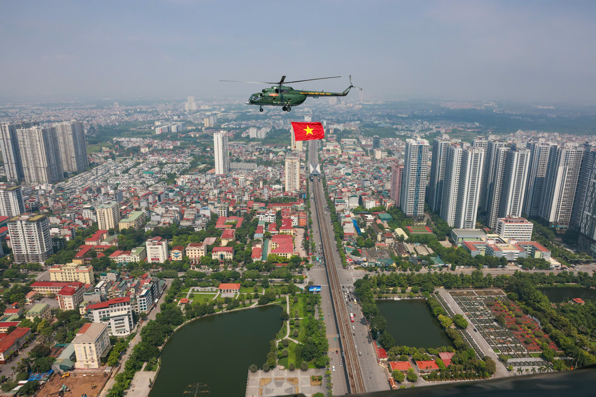 Trực thăng quân sự treo cờ bay hợp luyện diễu binh vào trung tâm Hà Nội- Ảnh 12. Trực thăng quân sự treo cờ bay hợp luyện diễu binh vào trung tâm Hà Nội- Ảnh 12.