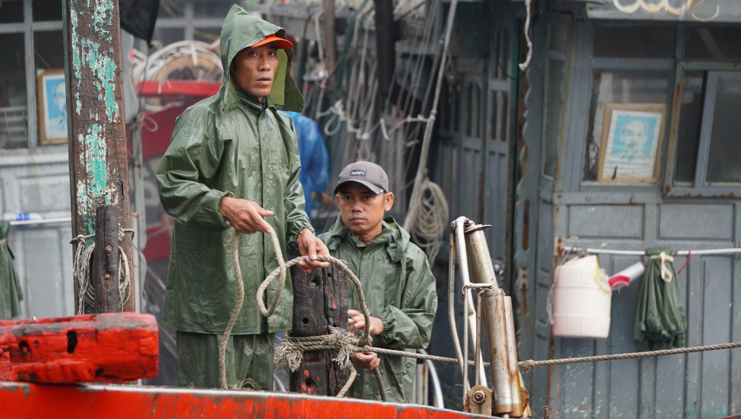 Tàu thuyền nối đuôi nhau đi tránh bão Kajiki- Ảnh 4. Tàu thuyền nối đuôi nhau đi tránh bão Kajiki- Ảnh 4.