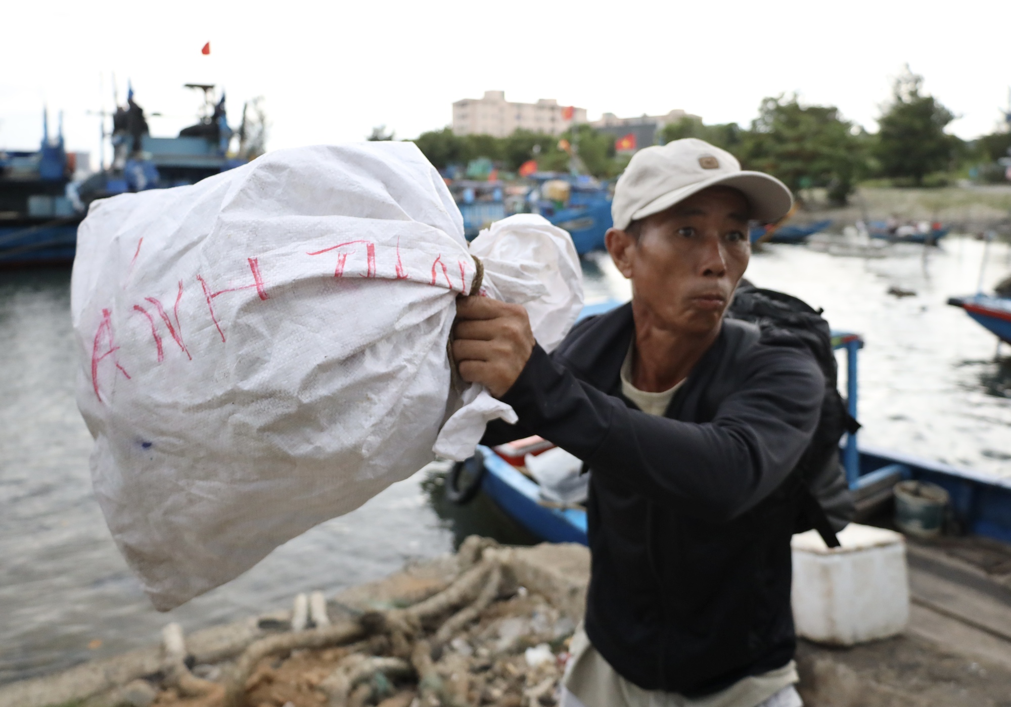 Bão số 5: Ngư dân miền Trung tất tả bốc cá, rời tàu về quê tránh bão- Ảnh 2. Bão số 5: Ngư dân miền Trung tất tả bốc cá, rời tàu về quê tránh bão- Ảnh 2.