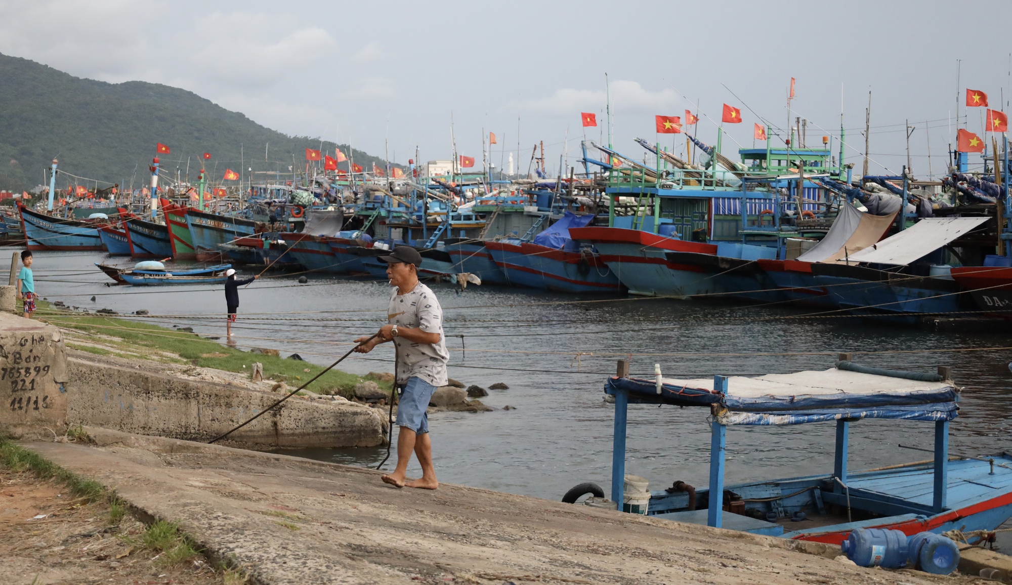 Bão số 5: Ngư dân miền Trung tất tả bốc cá, rời tàu về quê tránh bão- Ảnh 5. Bão số 5: Ngư dân miền Trung tất tả bốc cá, rời tàu về quê tránh bão- Ảnh 5.