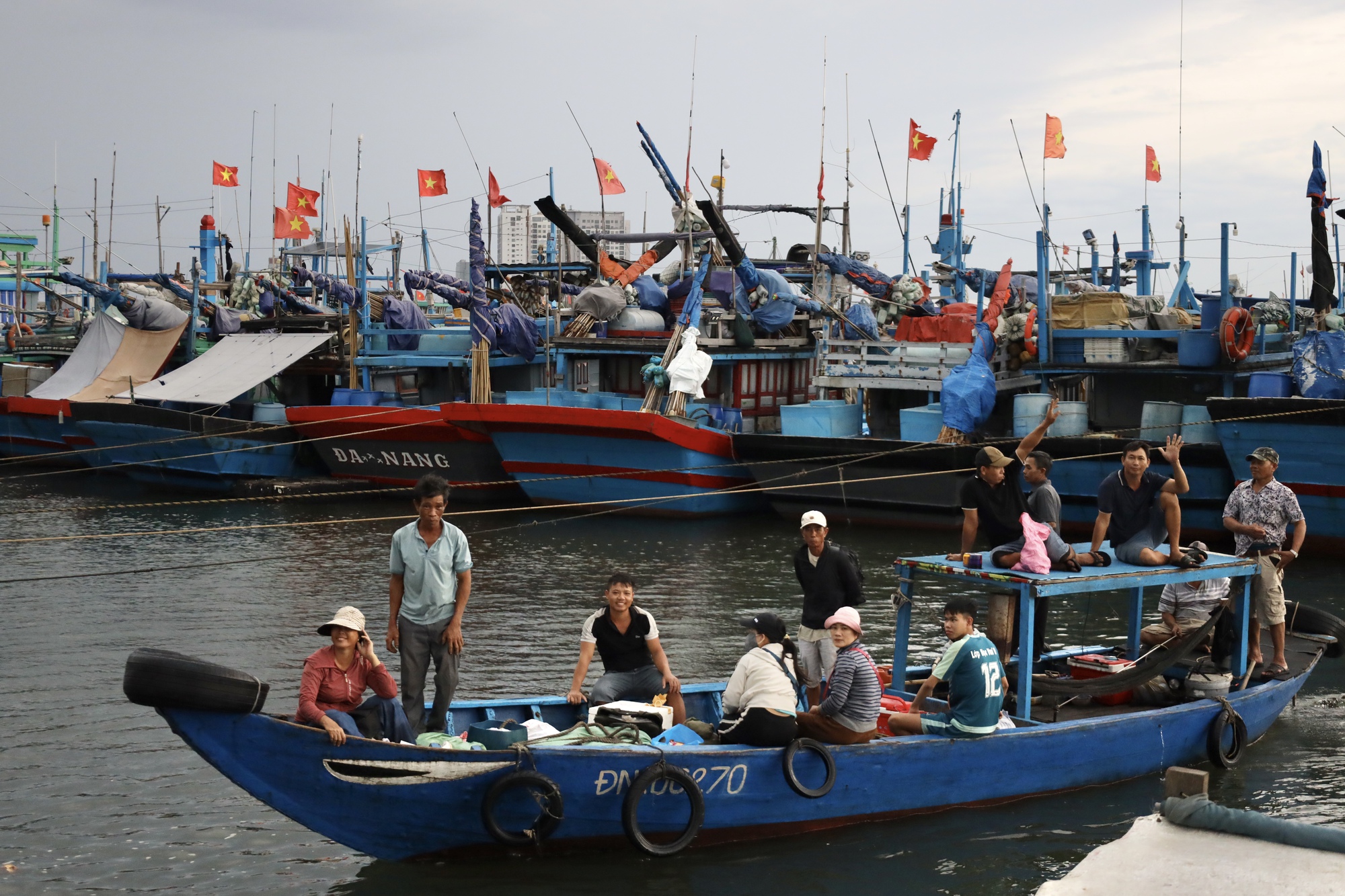 Bão số 5: Ngư dân miền Trung tất tả bốc cá, rời tàu về quê tránh bão- Ảnh 1. Bão số 5: Ngư dân miền Trung tất tả bốc cá, rời tàu về quê tránh bão- Ảnh 1.