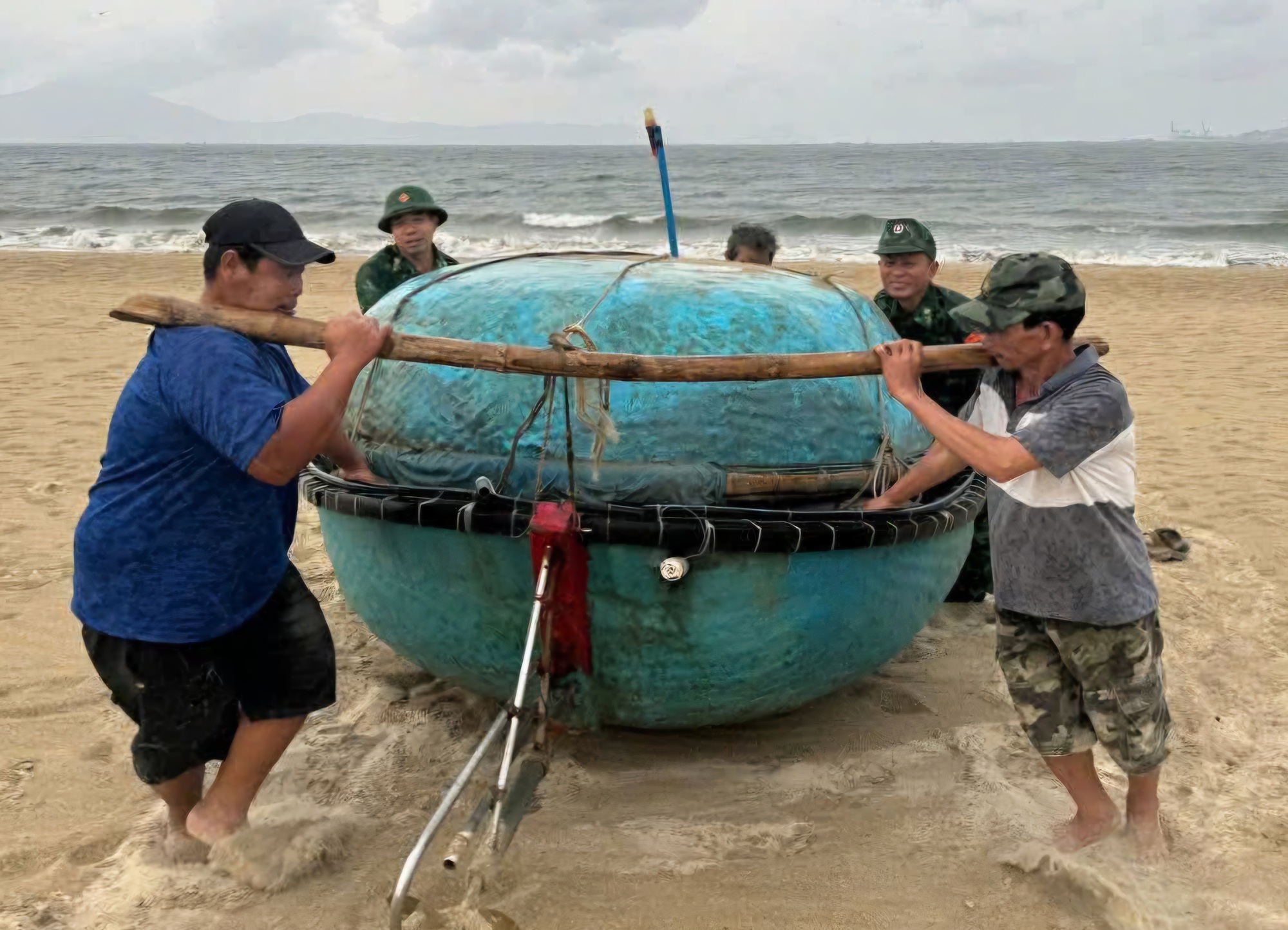 Bão số 5: Pháo sáng đỏ rực trời biển, biên phòng hối thúc ngư dân 'chạy' bão- Ảnh 3. Bão số 5: Pháo sáng đỏ rực trời biển, biên phòng hối thúc ngư dân 'chạy' bão- Ảnh 3.