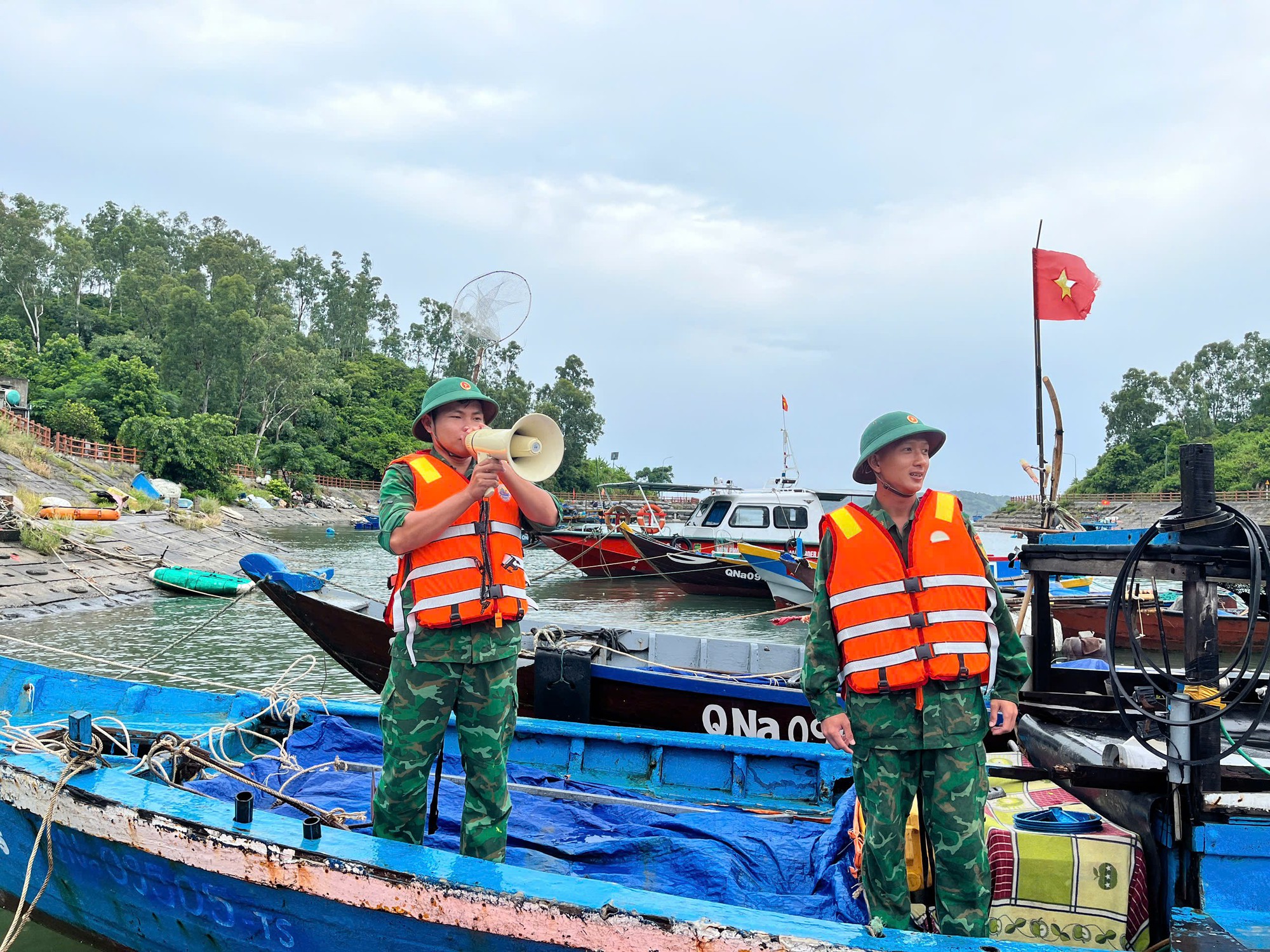 Bão số 5: Pháo sáng đỏ rực trời biển, biên phòng hối thúc ngư dân 'chạy' bão- Ảnh 1. Bão số 5: Pháo sáng đỏ rực trời biển, biên phòng hối thúc ngư dân 'chạy' bão- Ảnh 1.
