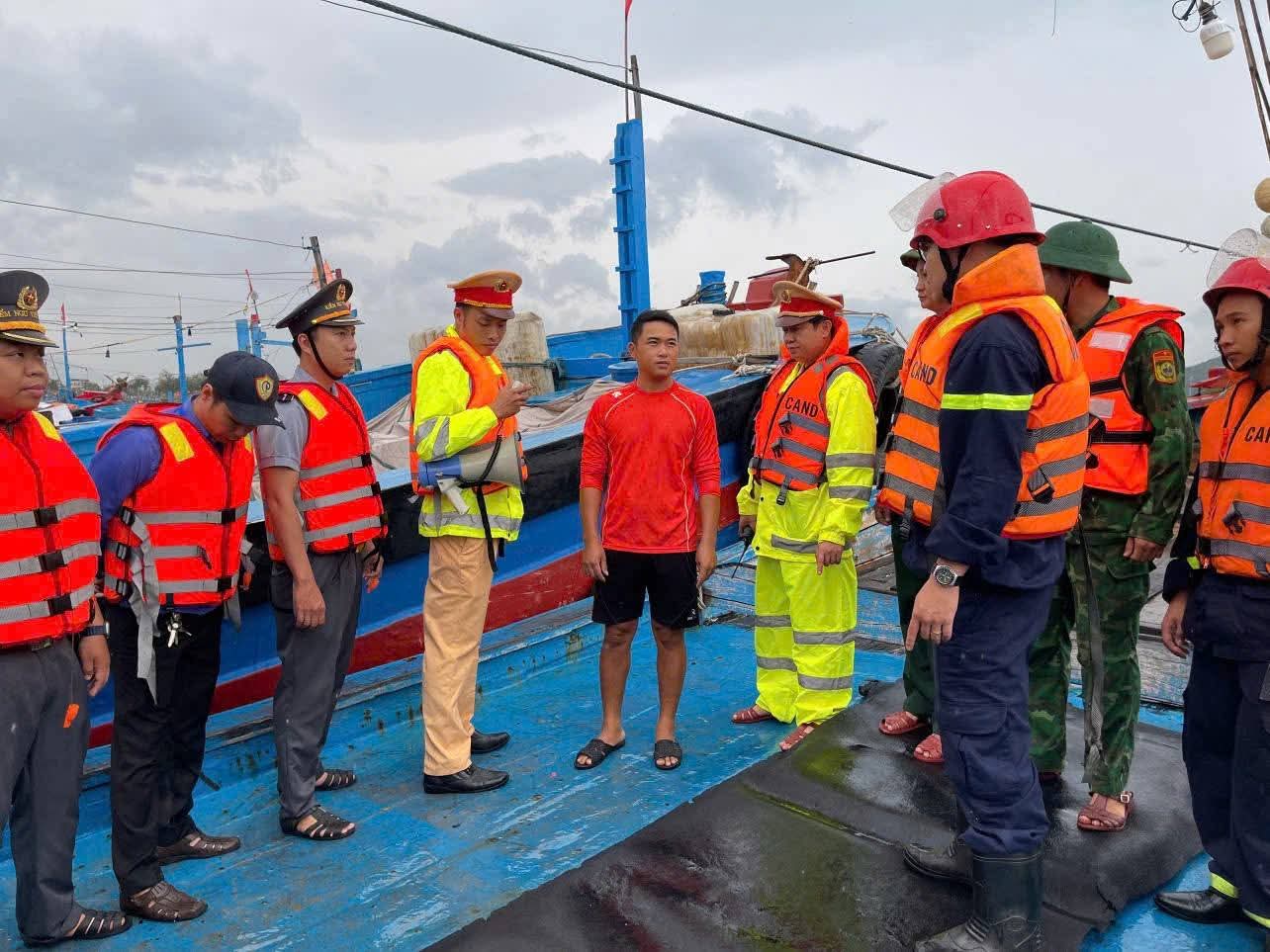 Đà Nẵng: Lực lượng vũ trang từ miền núi xuống biển, căng mình chống bão số 5- Ảnh 2.