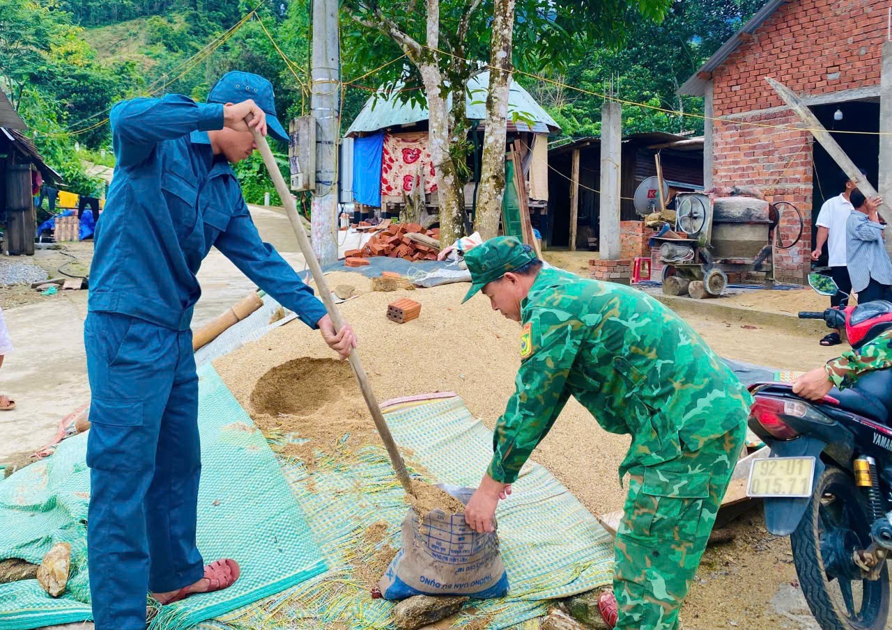 Đà Nẵng: Lực lượng vũ trang từ miền núi xuống biển, căng mình chống bão số 5- Ảnh 4.
