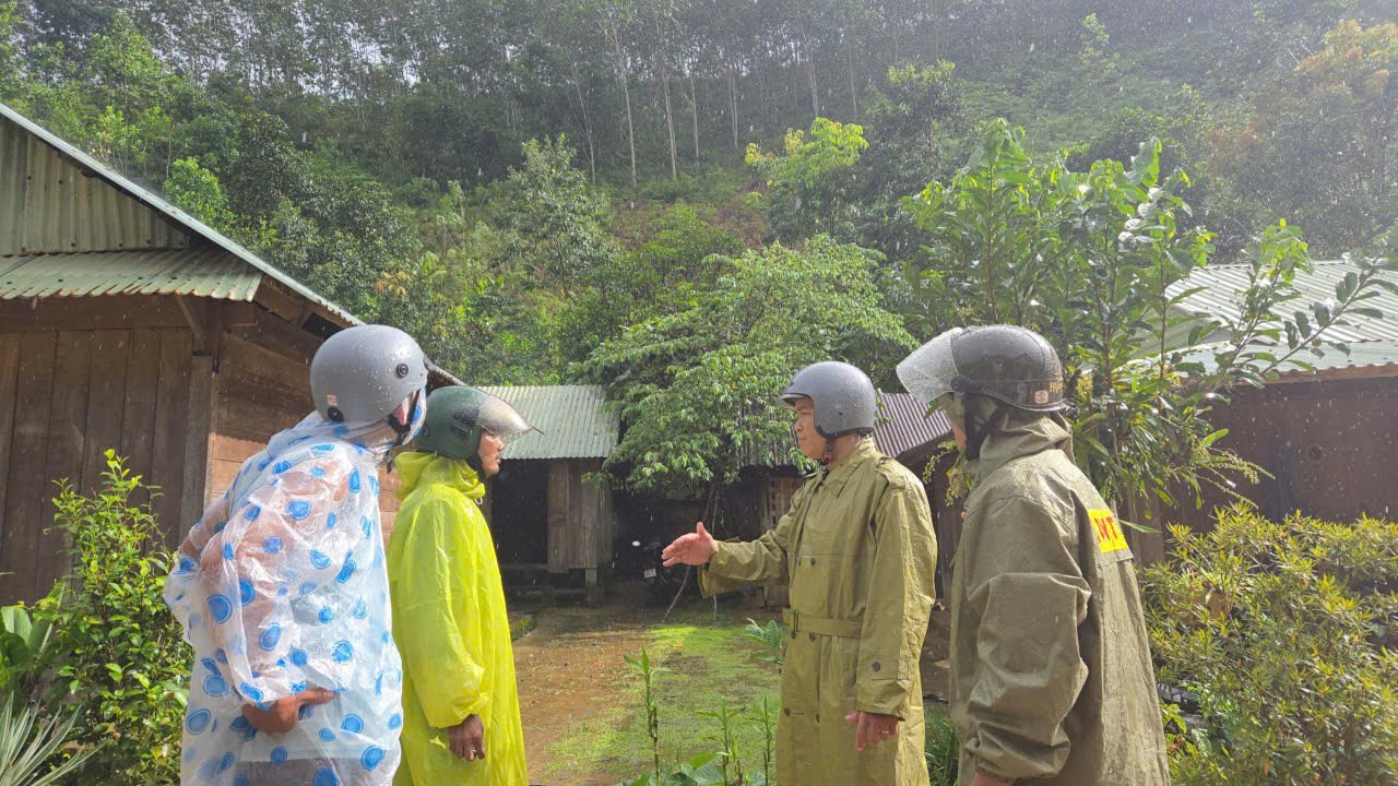 Đà Nẵng: Lực lượng vũ trang từ miền núi xuống biển, căng mình chống bão số 5- Ảnh 6.