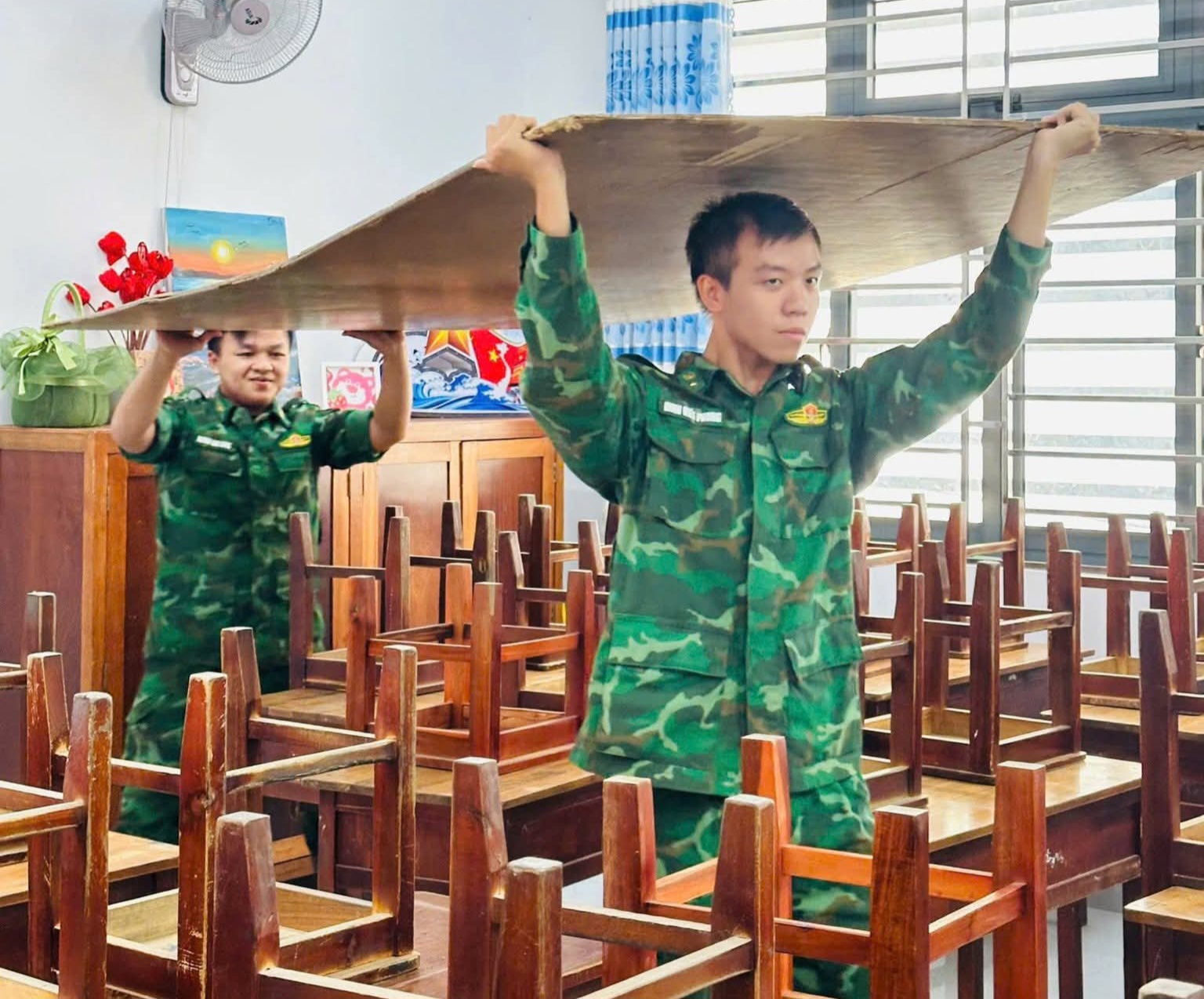 Đà Nẵng: Lực lượng vũ trang từ miền núi xuống biển, căng mình chống bão số 5- Ảnh 7.