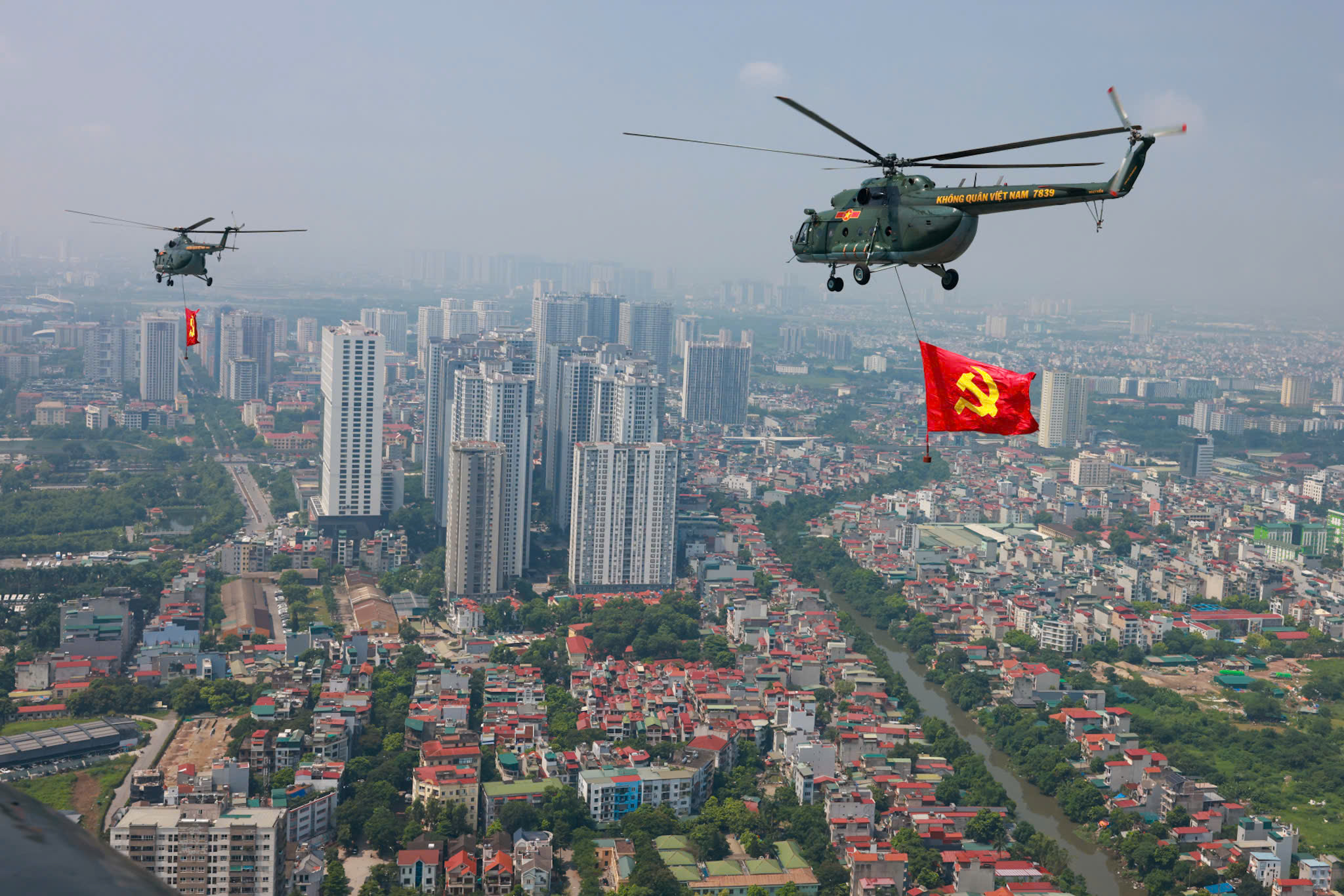 Trực thăng quân sự treo cờ bay hợp luyện diễu binh vào trung tâm Hà Nội- Ảnh 13. Trực thăng quân sự treo cờ bay hợp luyện diễu binh vào trung tâm Hà Nội- Ảnh 13.