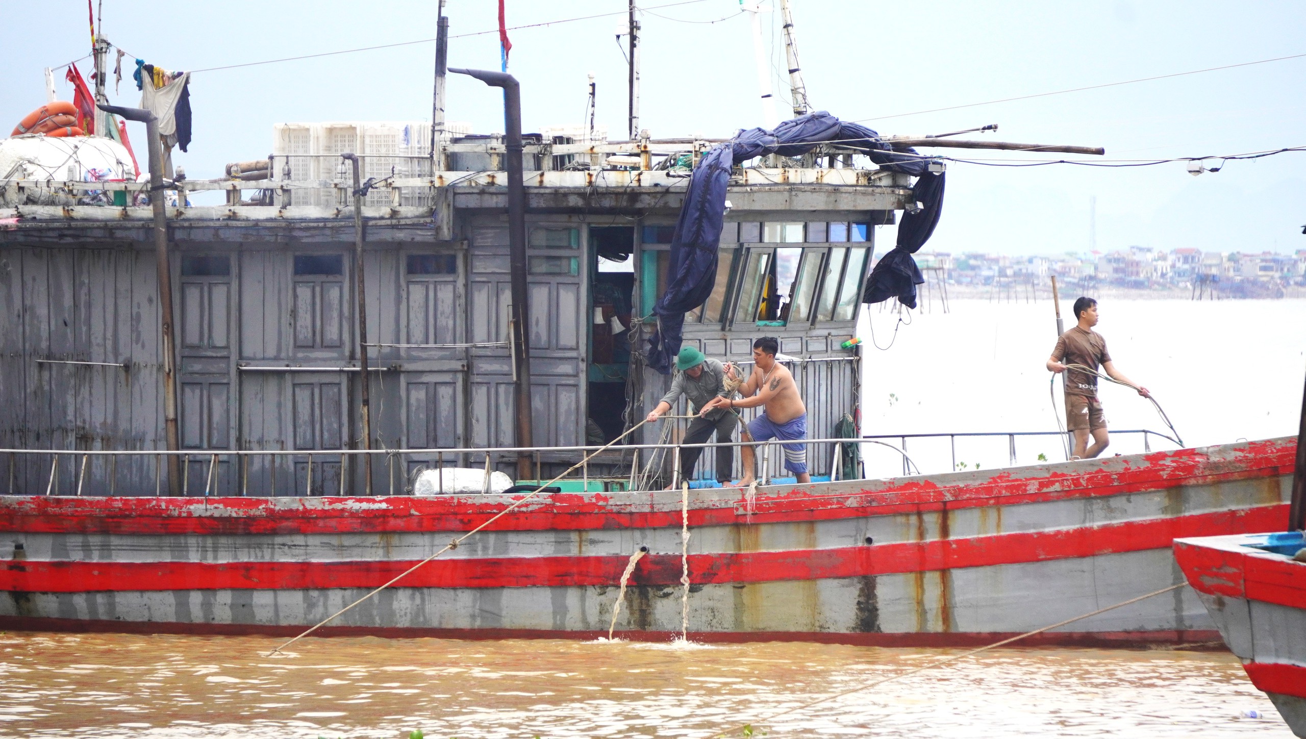 Tàu thuyền nối đuôi nhau đi tránh bão Kajiki- Ảnh 7. Tàu thuyền nối đuôi nhau đi tránh bão Kajiki- Ảnh 7.