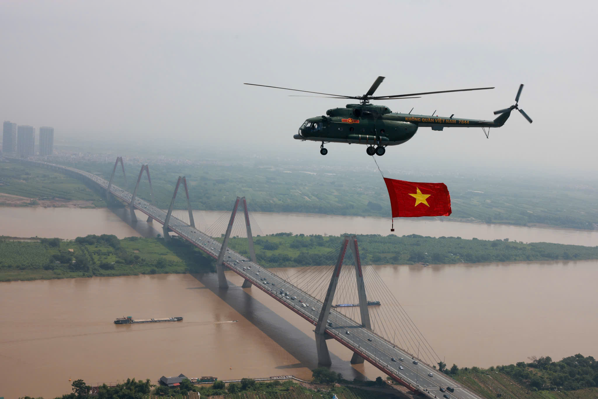 Trực thăng quân sự treo cờ bay hợp luyện diễu binh vào trung tâm Hà Nội- Ảnh 4. Trực thăng quân sự treo cờ bay hợp luyện diễu binh vào trung tâm Hà Nội- Ảnh 4.