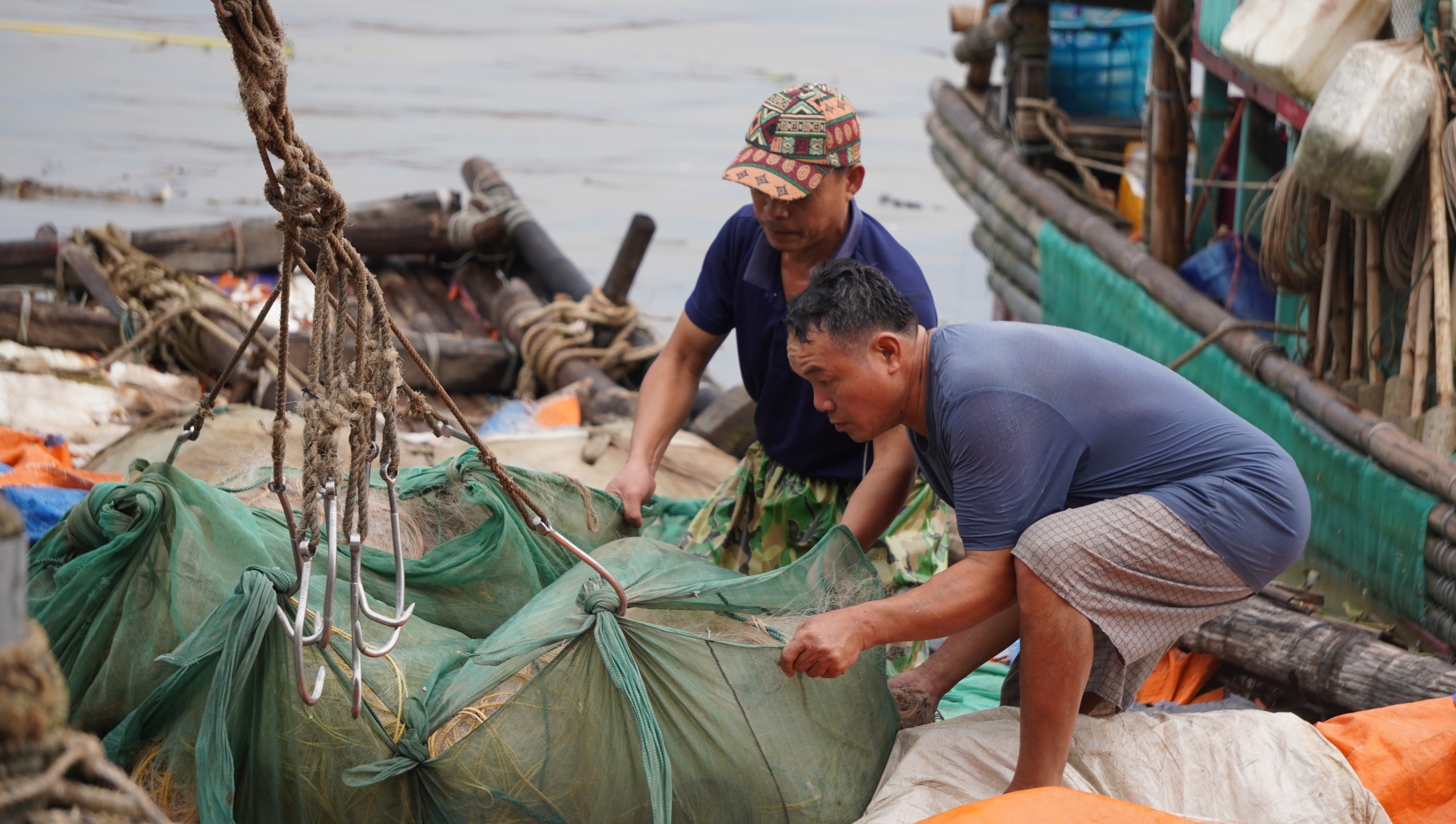 Tàu thuyền nối đuôi nhau đi tránh bão Kajiki- Ảnh 2. Tàu thuyền nối đuôi nhau đi tránh bão Kajiki- Ảnh 2.