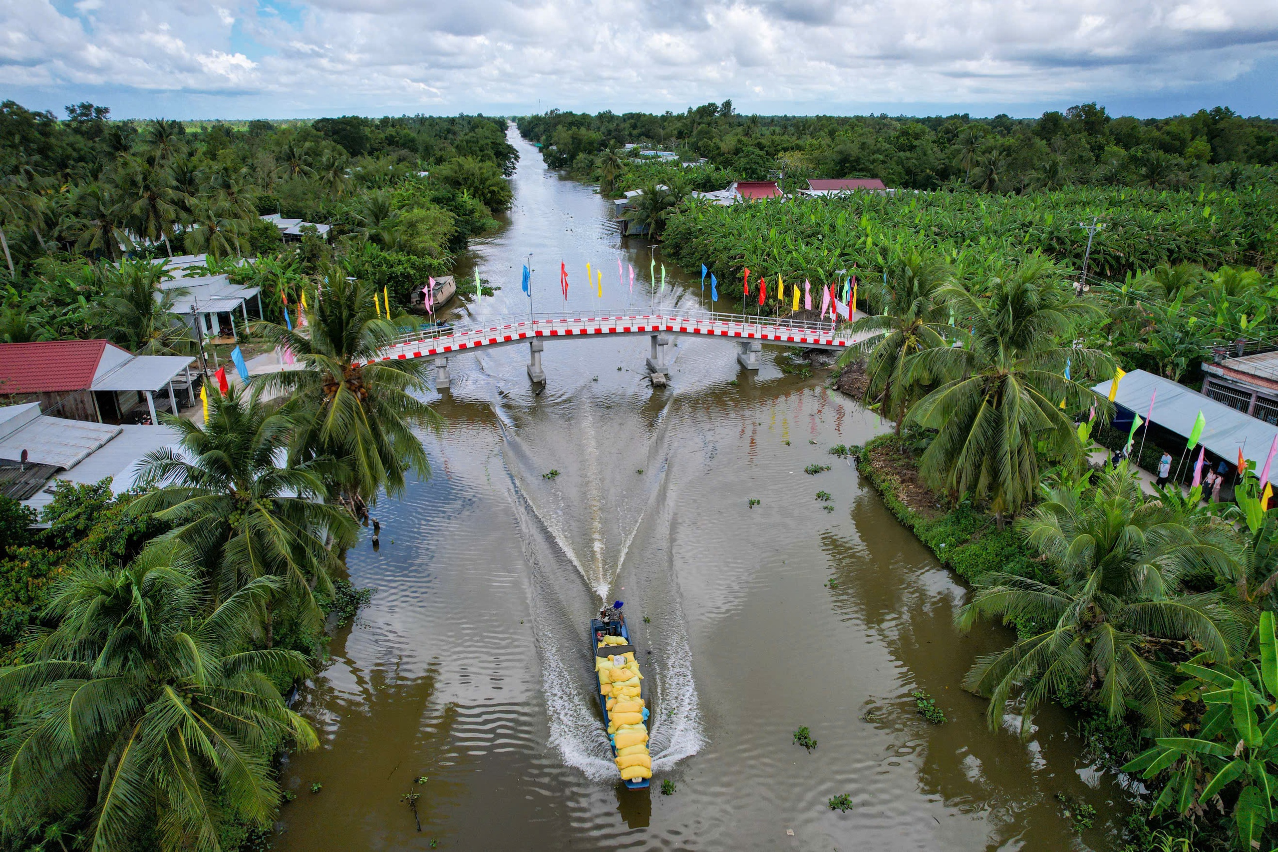 Người d&acirc;n C&agrave; Mau vui mừng khi cầu K&ecirc;nh Cơi Ba mới được th&ocirc;ng xe- Ảnh 2.