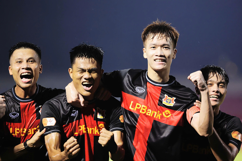 Nováček Ninh Binh FC 'způsobil bouři' ve V-League - Foto 1. Tân binh Ninh Bình FC 'gây bão' ở V-League- Ảnh 1.