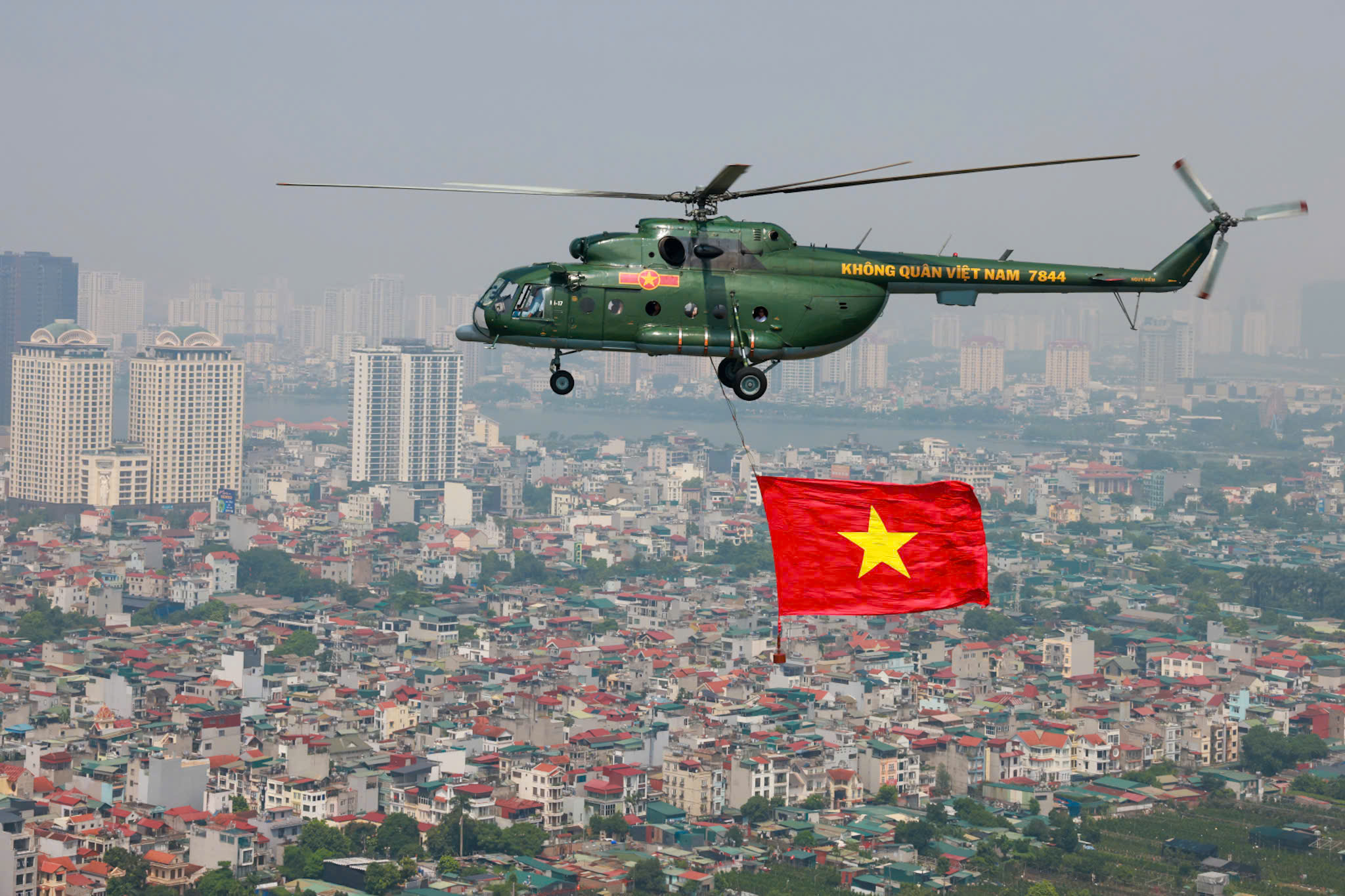 Trực thăng quân sự treo cờ bay hợp luyện diễu binh vào trung tâm Hà Nội- Ảnh 5. Trực thăng quân sự treo cờ bay hợp luyện diễu binh vào trung tâm Hà Nội- Ảnh 5.