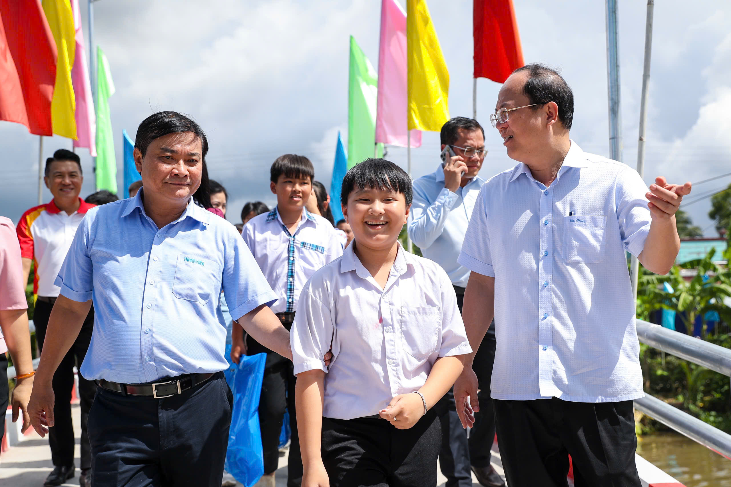 Người d&acirc;n C&agrave; Mau vui mừng khi cầu K&ecirc;nh Cơi Ba mới được th&ocirc;ng xe- Ảnh 1.