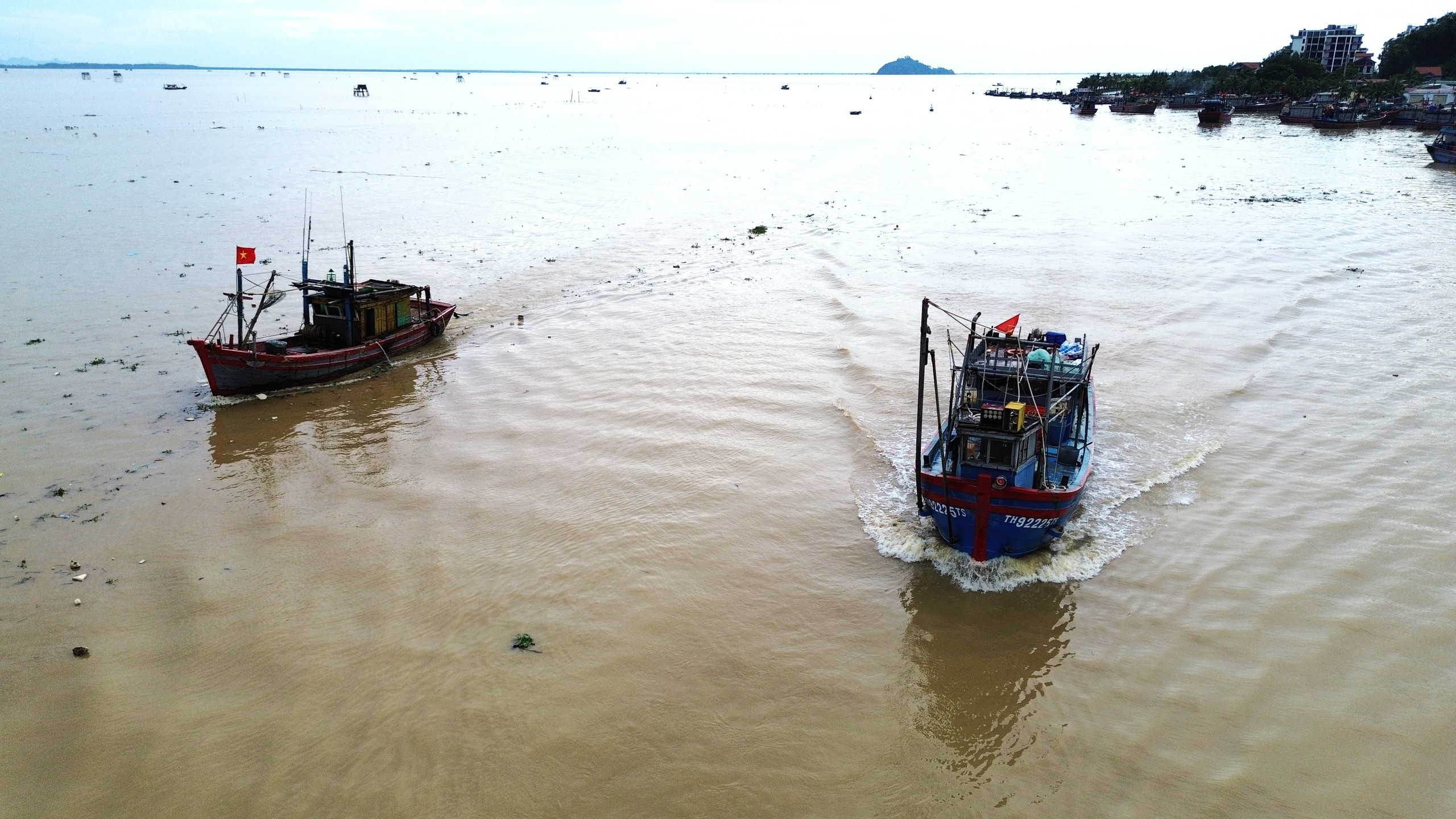 Tàu thuyền nối đuôi nhau đi tránh bão Kajiki- Ảnh 1. Tàu thuyền nối đuôi nhau đi tránh bão Kajiki- Ảnh 1.