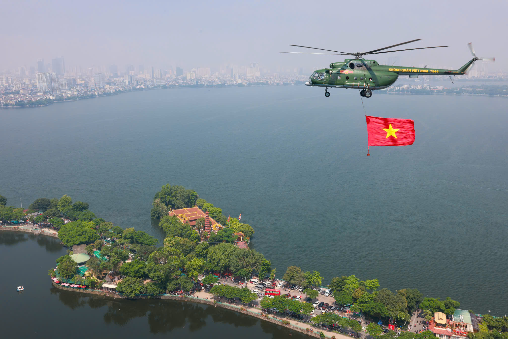 Trực thăng quân sự treo cờ bay hợp luyện diễu binh vào trung tâm Hà Nội- Ảnh 7. Trực thăng quân sự treo cờ bay hợp luyện diễu binh vào trung tâm Hà Nội- Ảnh 7.