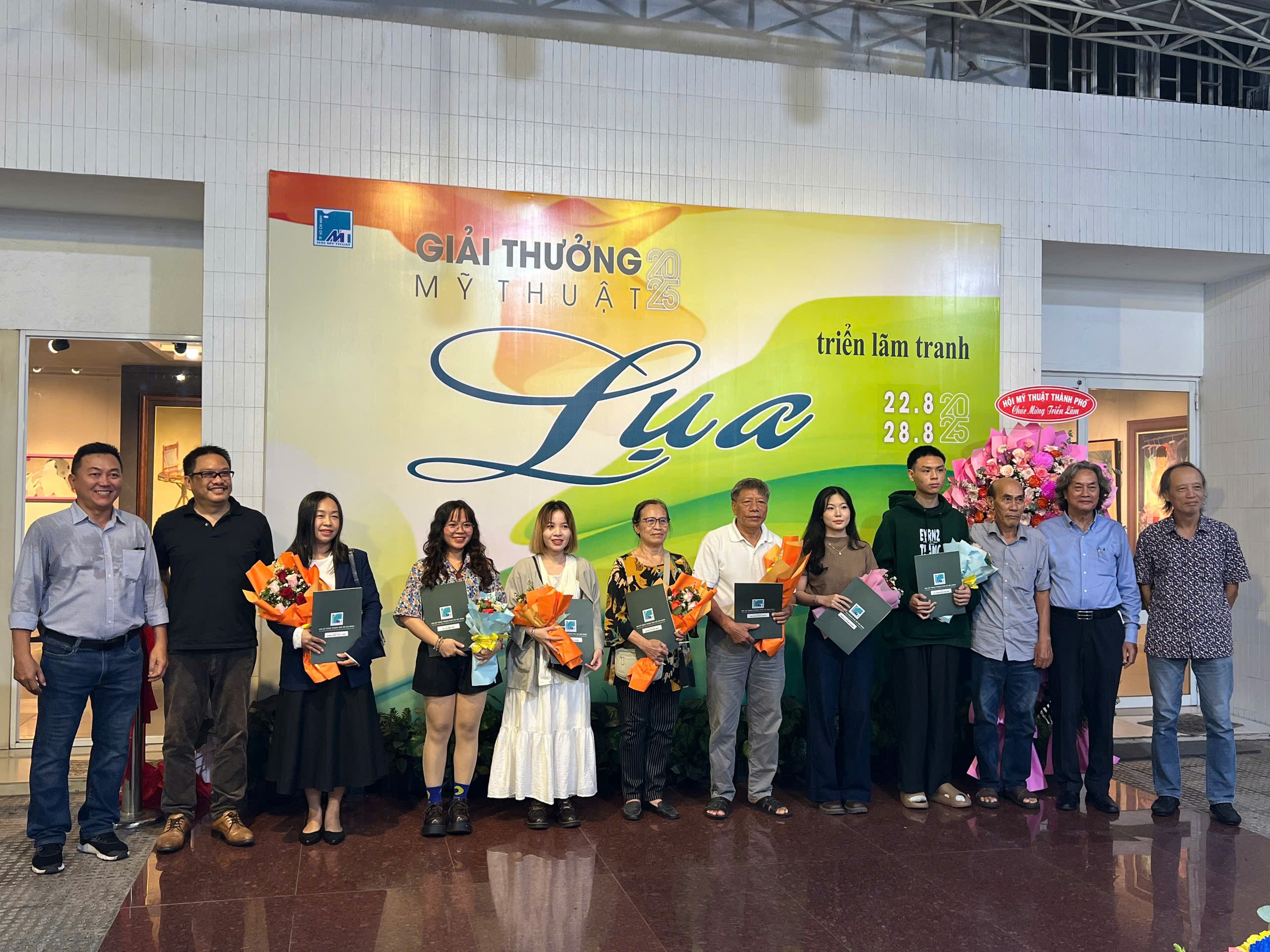 'Em' werd onderscheiden met de Fine Arts Award voor zijdeschilderkunst - Foto 2. ‘Em’ được vinh danh tại Giải thưởng mỹ thuật dành cho tranh lụa- Ảnh 2.