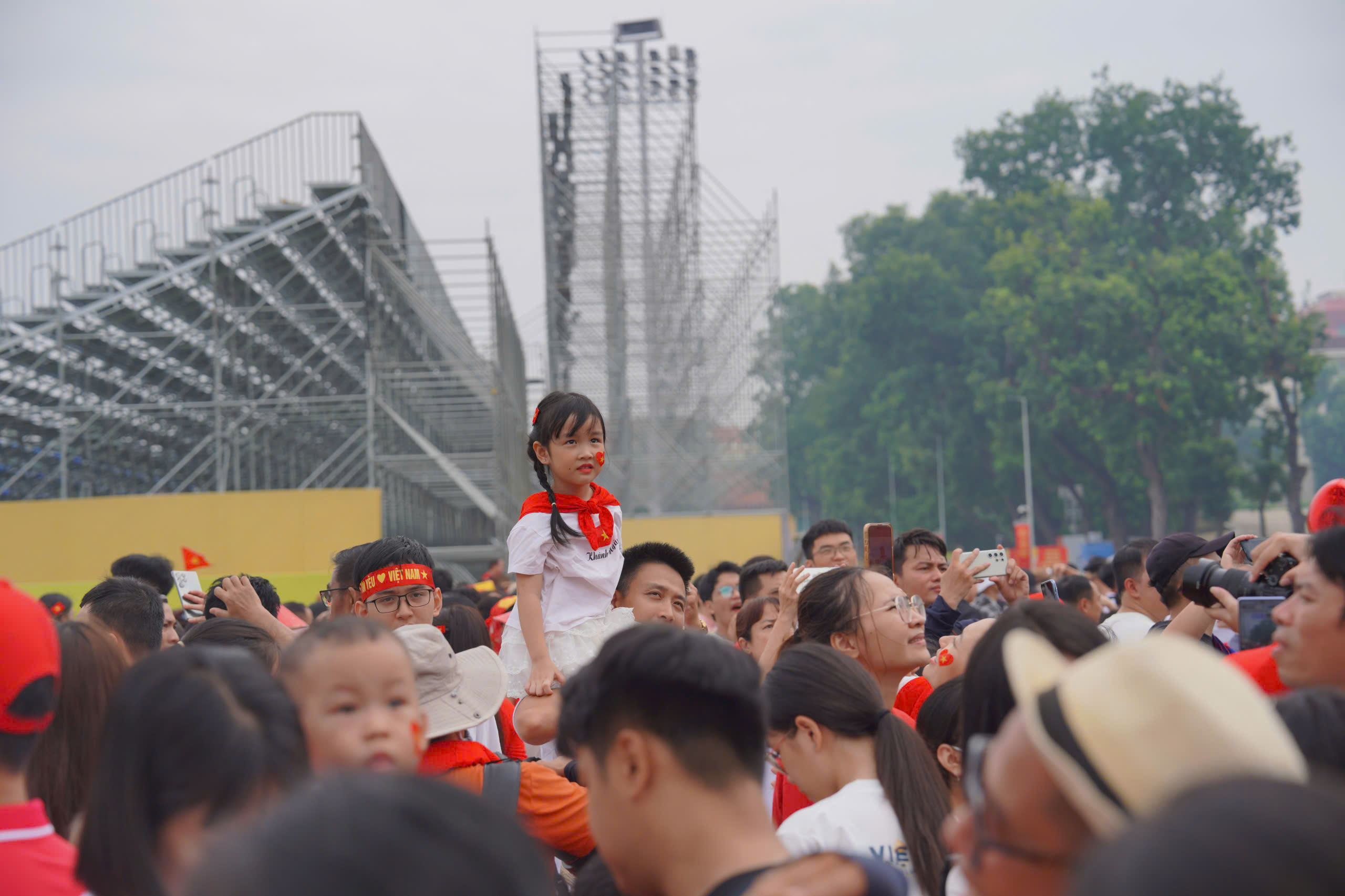 'Hổ mang chúa' Su30-MK2 nhào lộn trên quảng trường Ba Đình- Ảnh 35. 'Hổ mang chúa' Su30-MK2 nhào lộn trên quảng trường Ba Đình- Ảnh 35.