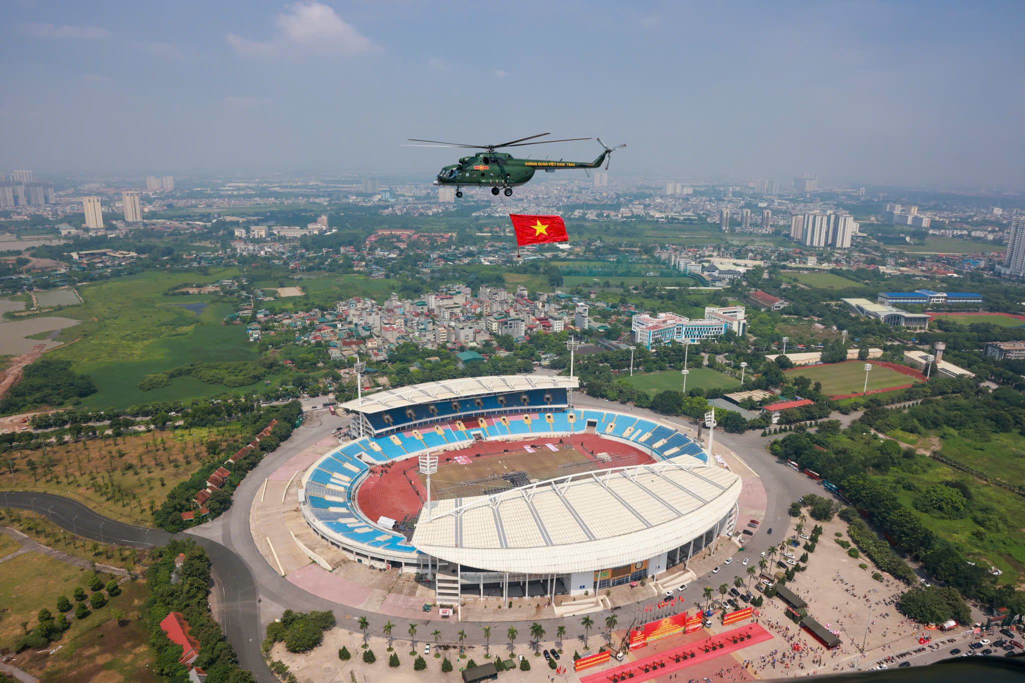 Trực thăng quân sự treo cờ bay hợp luyện diễu binh vào trung tâm Hà Nội- Ảnh 8. Trực thăng quân sự treo cờ bay hợp luyện diễu binh vào trung tâm Hà Nội- Ảnh 8.