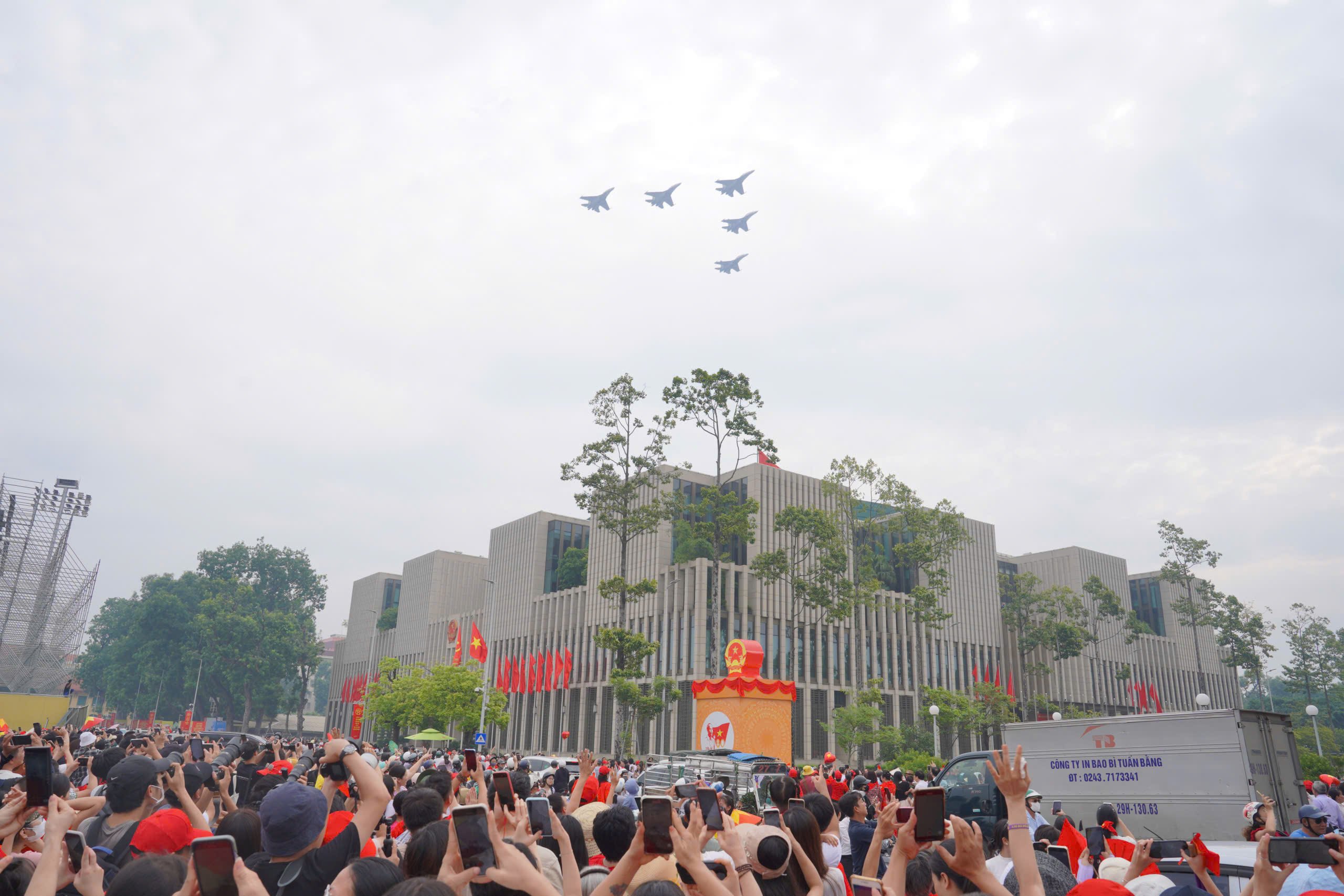 'Hổ mang chúa' Su30-MK2 nhào lộn trên quảng trường Ba Đình- Ảnh 36. 'Hổ mang chúa' Su30-MK2 nhào lộn trên quảng trường Ba Đình- Ảnh 36.