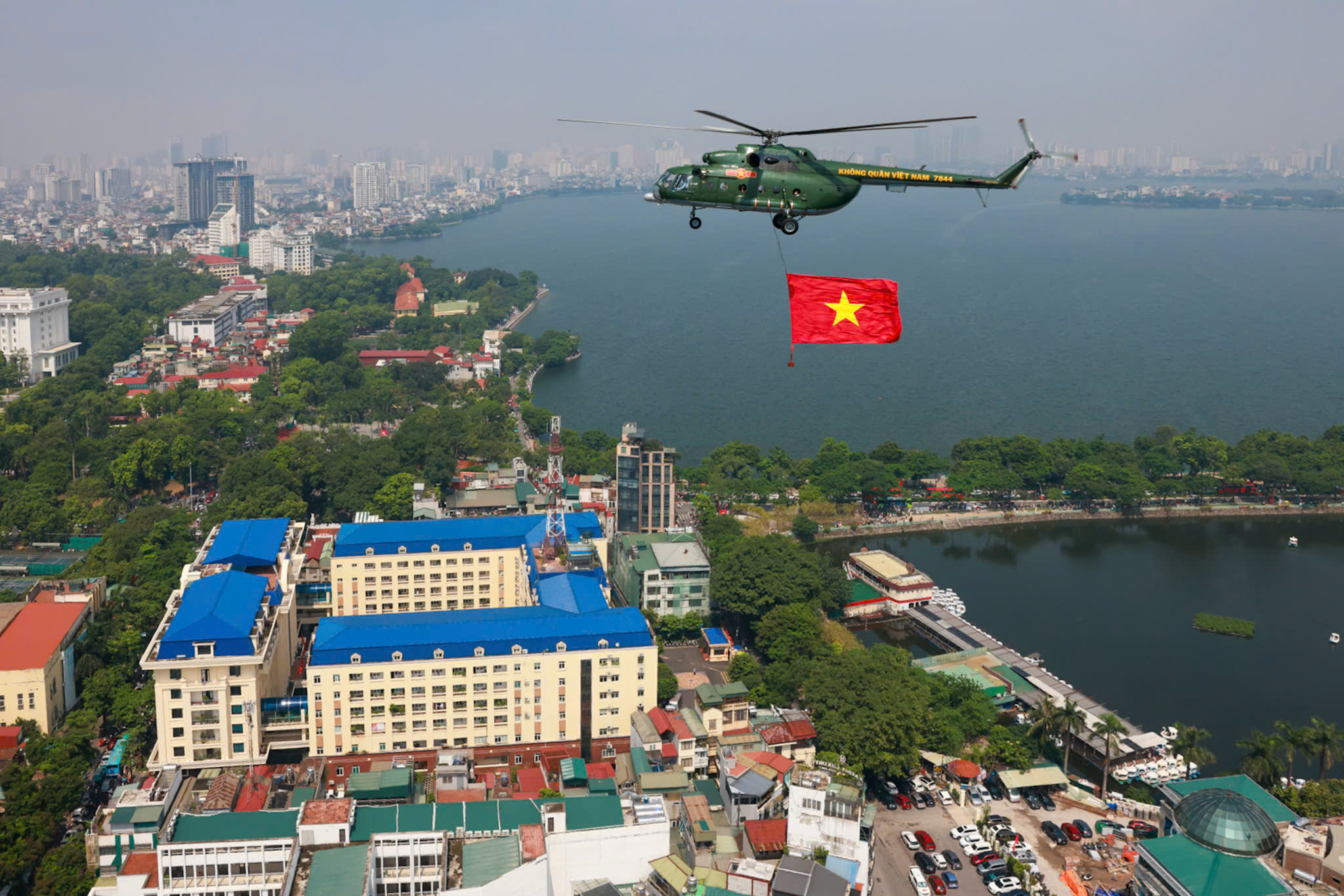 Trực thăng quân sự treo cờ bay hợp luyện diễu binh vào trung tâm Hà Nội- Ảnh 9. Trực thăng quân sự treo cờ bay hợp luyện diễu binh vào trung tâm Hà Nội- Ảnh 9.