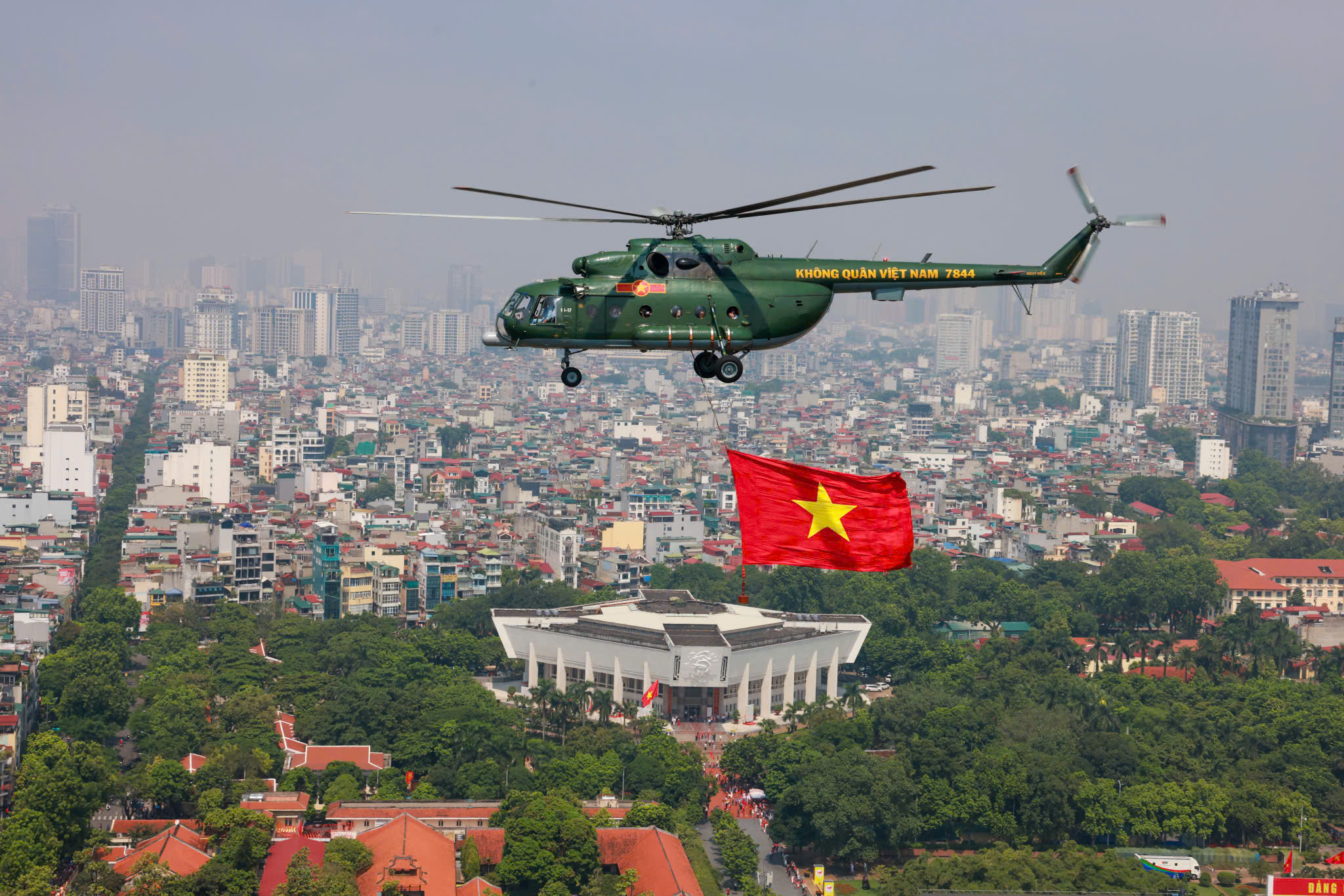 Trực thăng quân sự treo cờ bay hợp luyện diễu binh vào trung tâm Hà Nội- Ảnh 10. Trực thăng quân sự treo cờ bay hợp luyện diễu binh vào trung tâm Hà Nội- Ảnh 10.