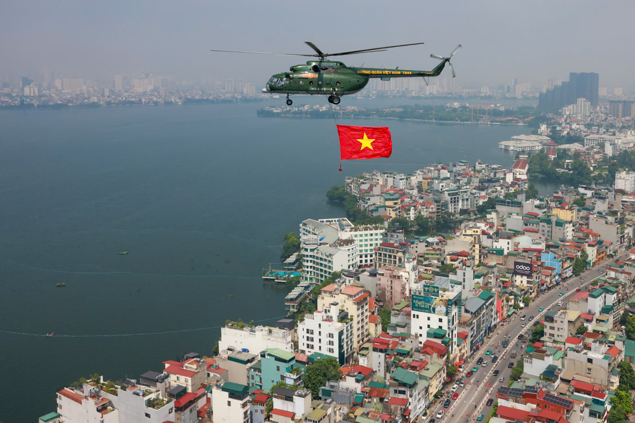 Trực thăng quân sự treo cờ bay hợp luyện diễu binh vào trung tâm Hà Nội- Ảnh 11. Trực thăng quân sự treo cờ bay hợp luyện diễu binh vào trung tâm Hà Nội- Ảnh 11.