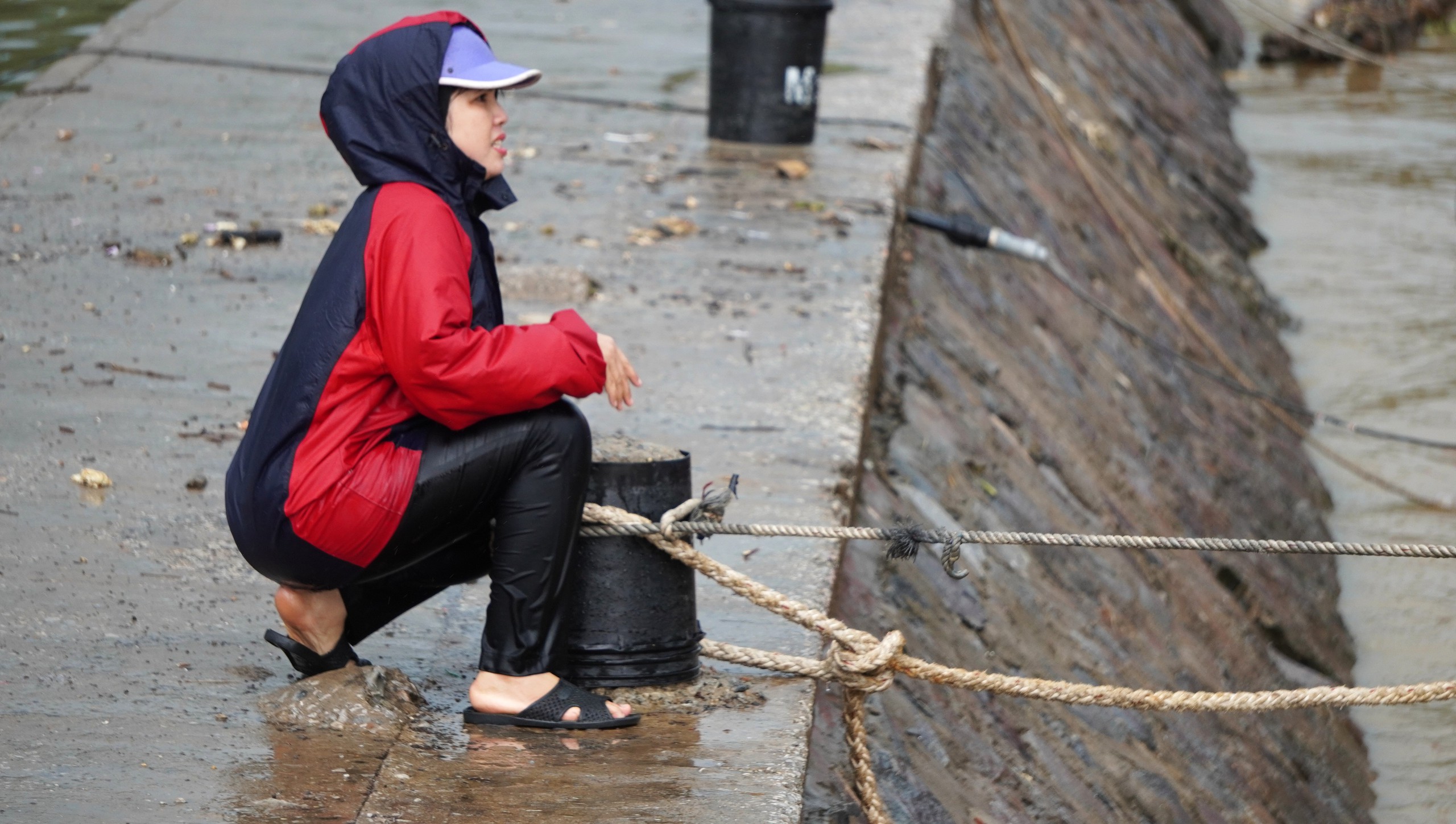 Tàu thuyền nối đuôi nhau đi tránh bão Kajiki- Ảnh 5. Tàu thuyền nối đuôi nhau đi tránh bão Kajiki- Ảnh 5.