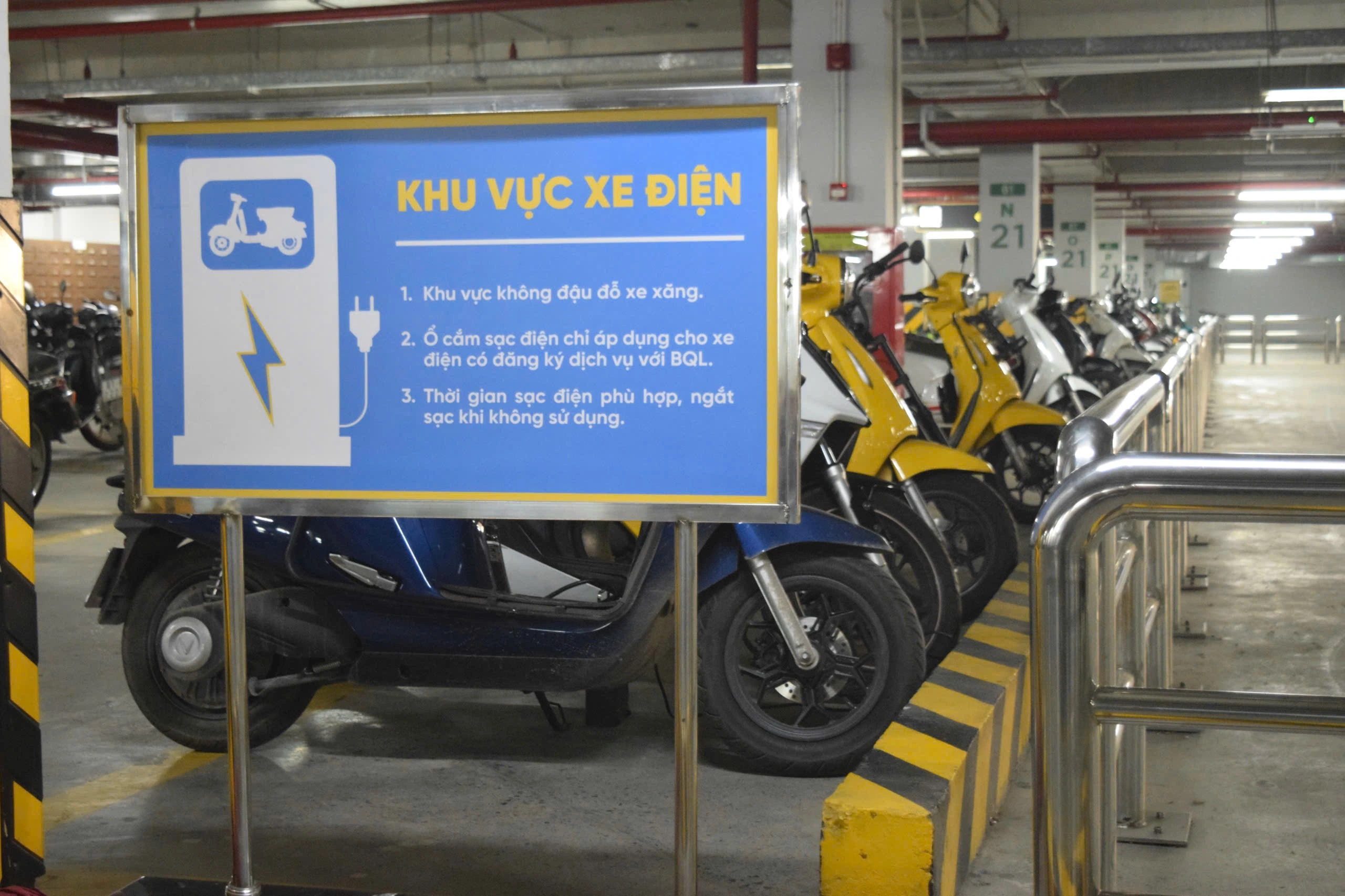 Chung cư 'kỳ thị' xe điện là trái luật! - Ảnh 1.