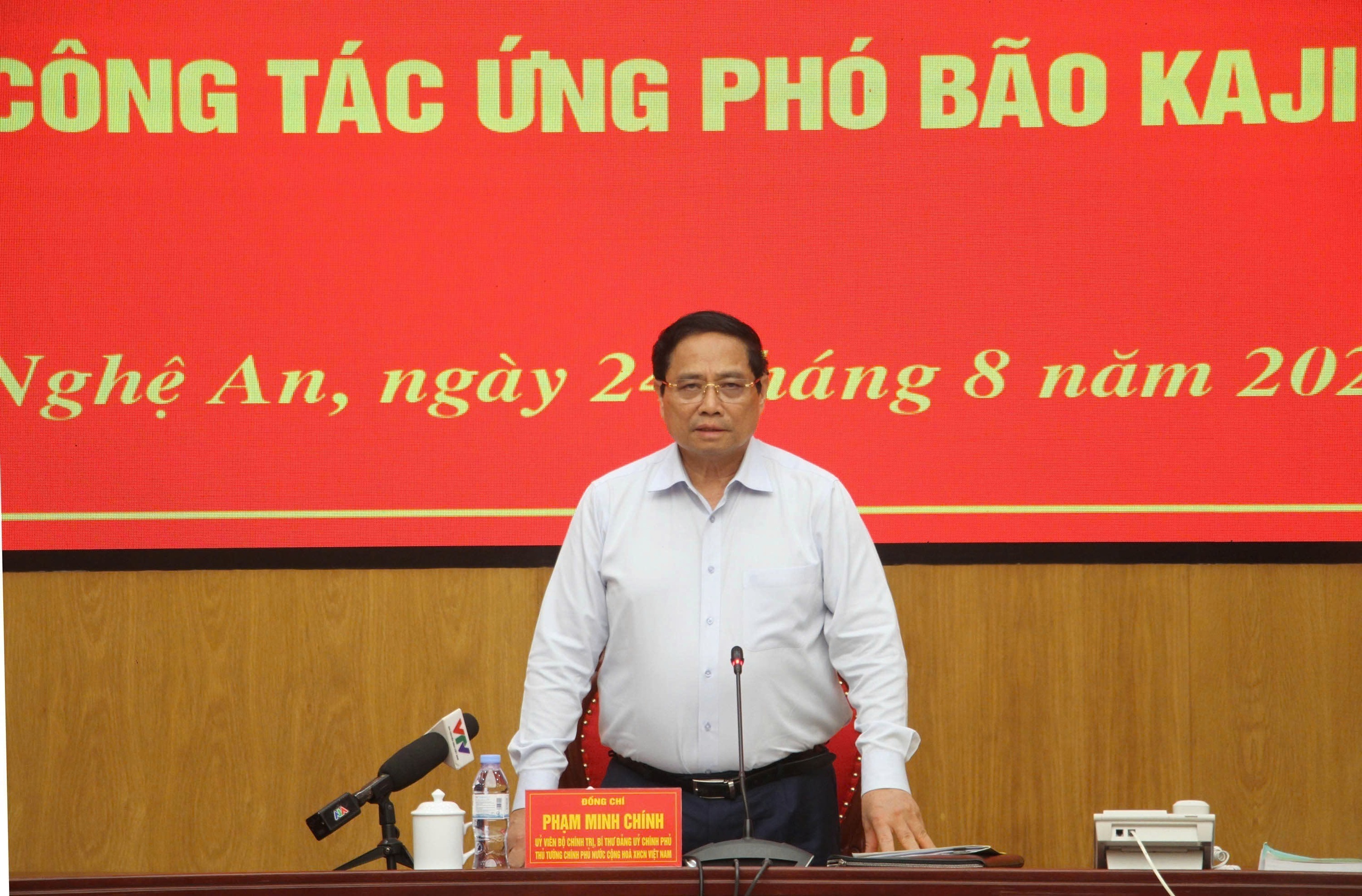 Chạy đua ứng phó bão số 5 - Ảnh 1.