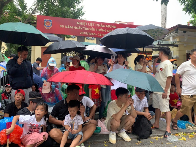 Người d&acirc;n c&aacute;c tỉnh đổ về H&agrave; Nội chờ xem hợp luyện diễu binh - Ảnh 1.