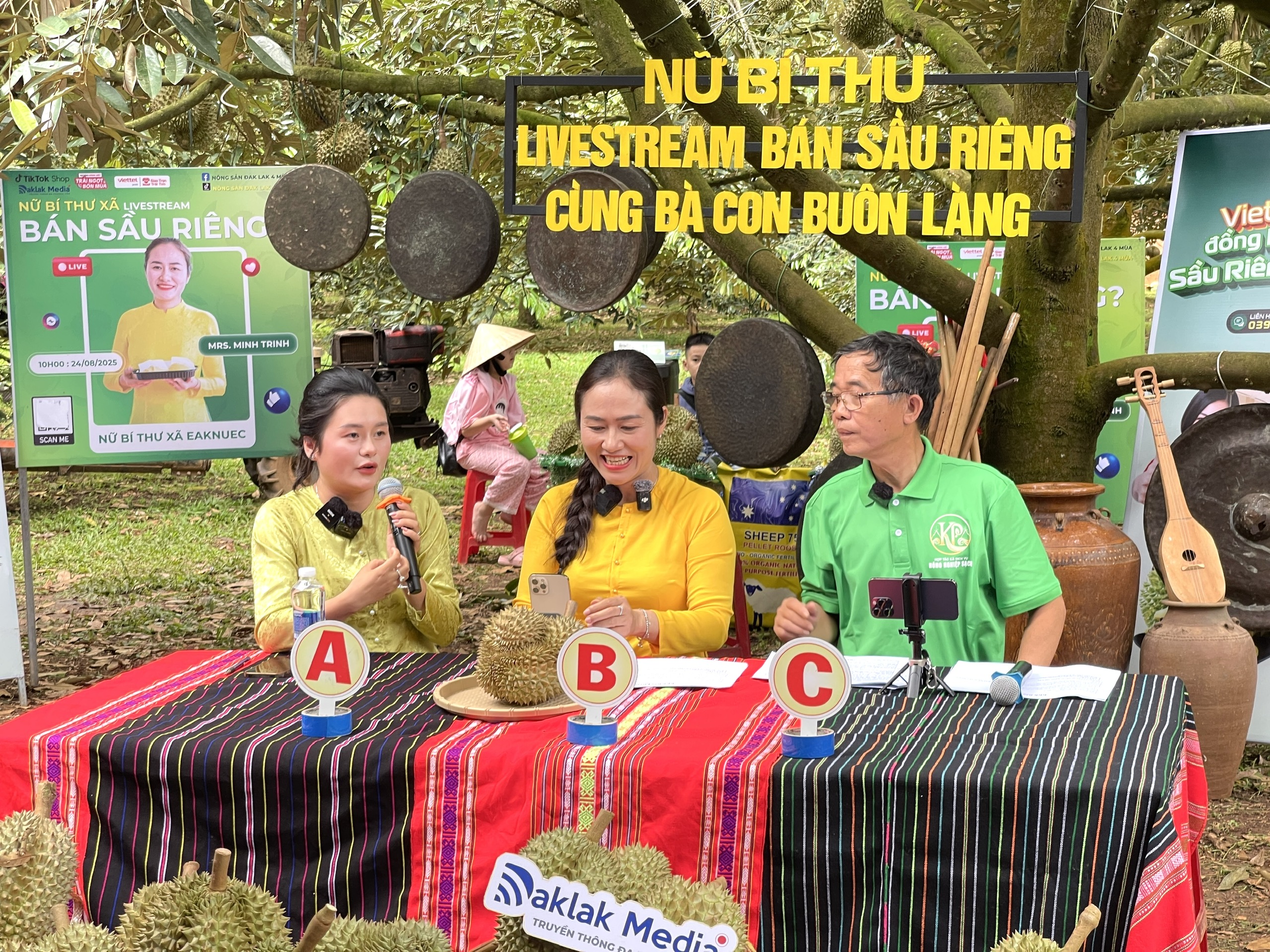 Chuyện thú vị ở một phiên livestream đặc biệt: 60 tấn sầu riêng bán ngay tại vườn - Ảnh 1.