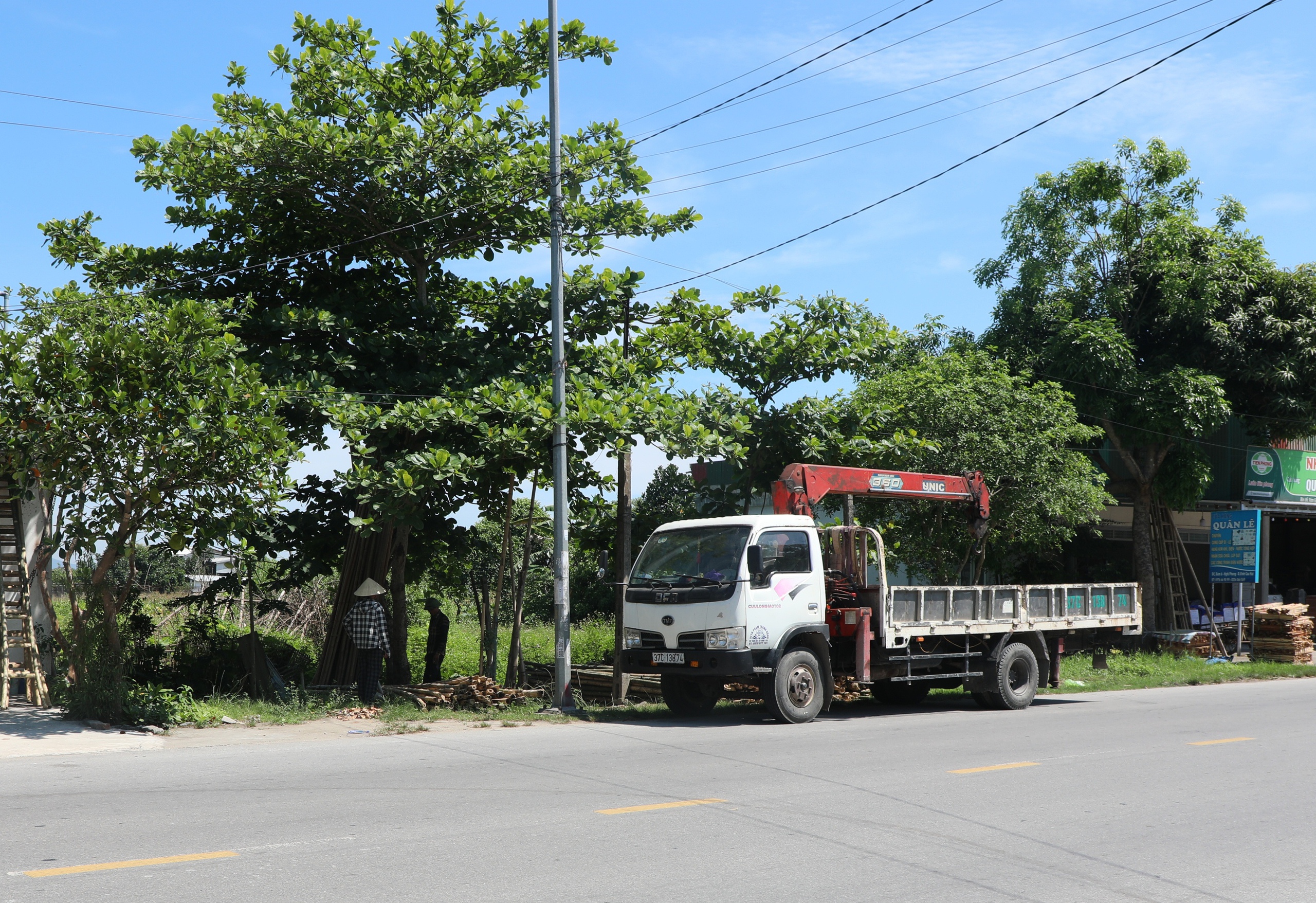 Rắc rối vì một lô đất cấp hai sổ đỏ- Ảnh 2. Rắc rối vì một lô đất cấp hai sổ đỏ- Ảnh 2.