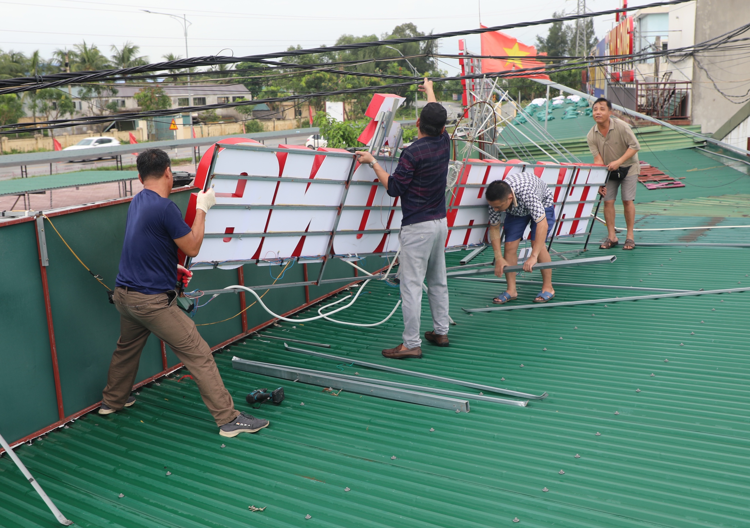 Thủ tướng Phạm Minh Chính chỉ huy ứng phó bão số 5 - Ảnh 2.