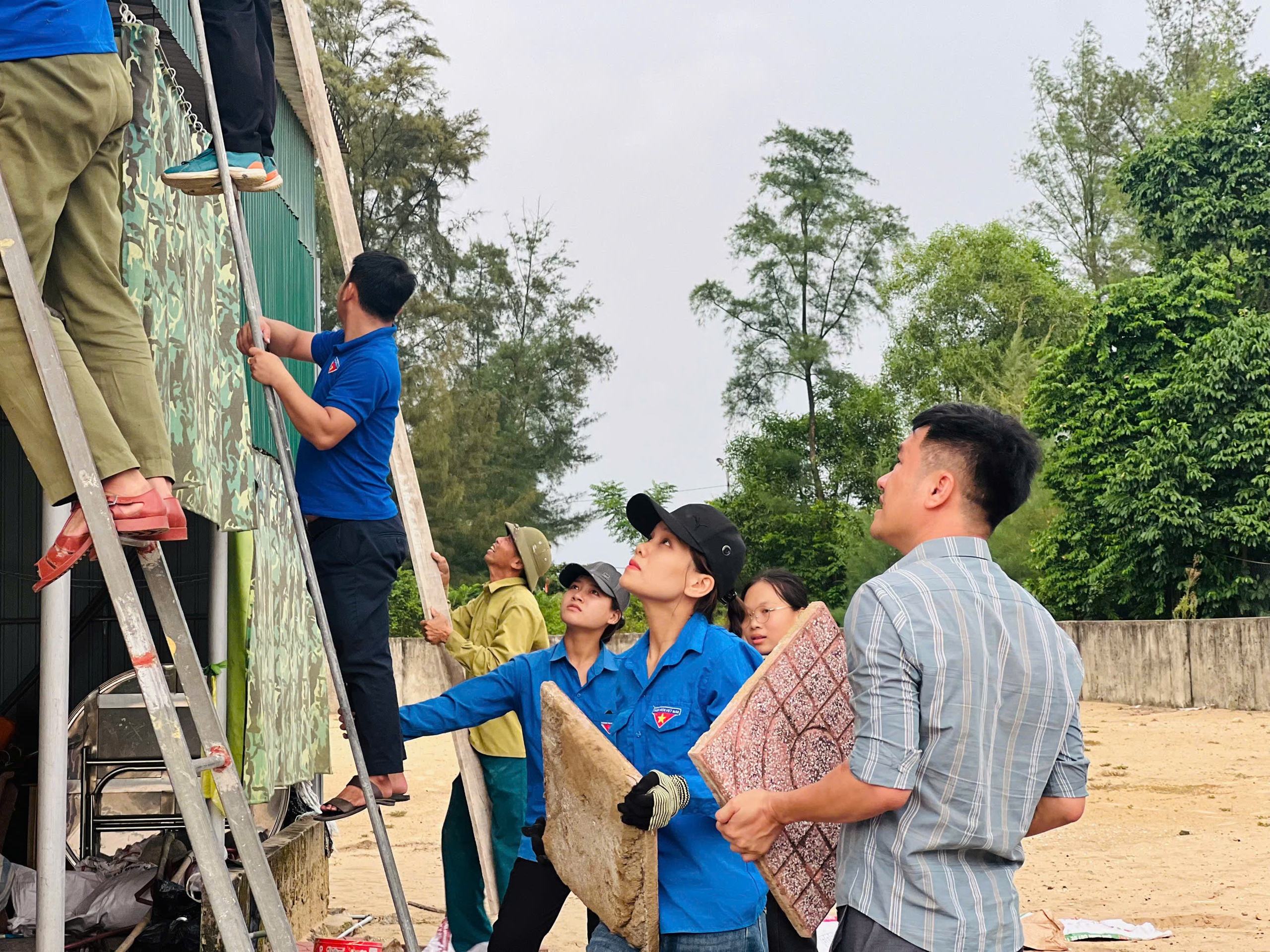 Tuổi trẻ Hà Tĩnh giúp dân gia cố nhà cửa, gặt lúa chạy bão số 5 - Ảnh 3.