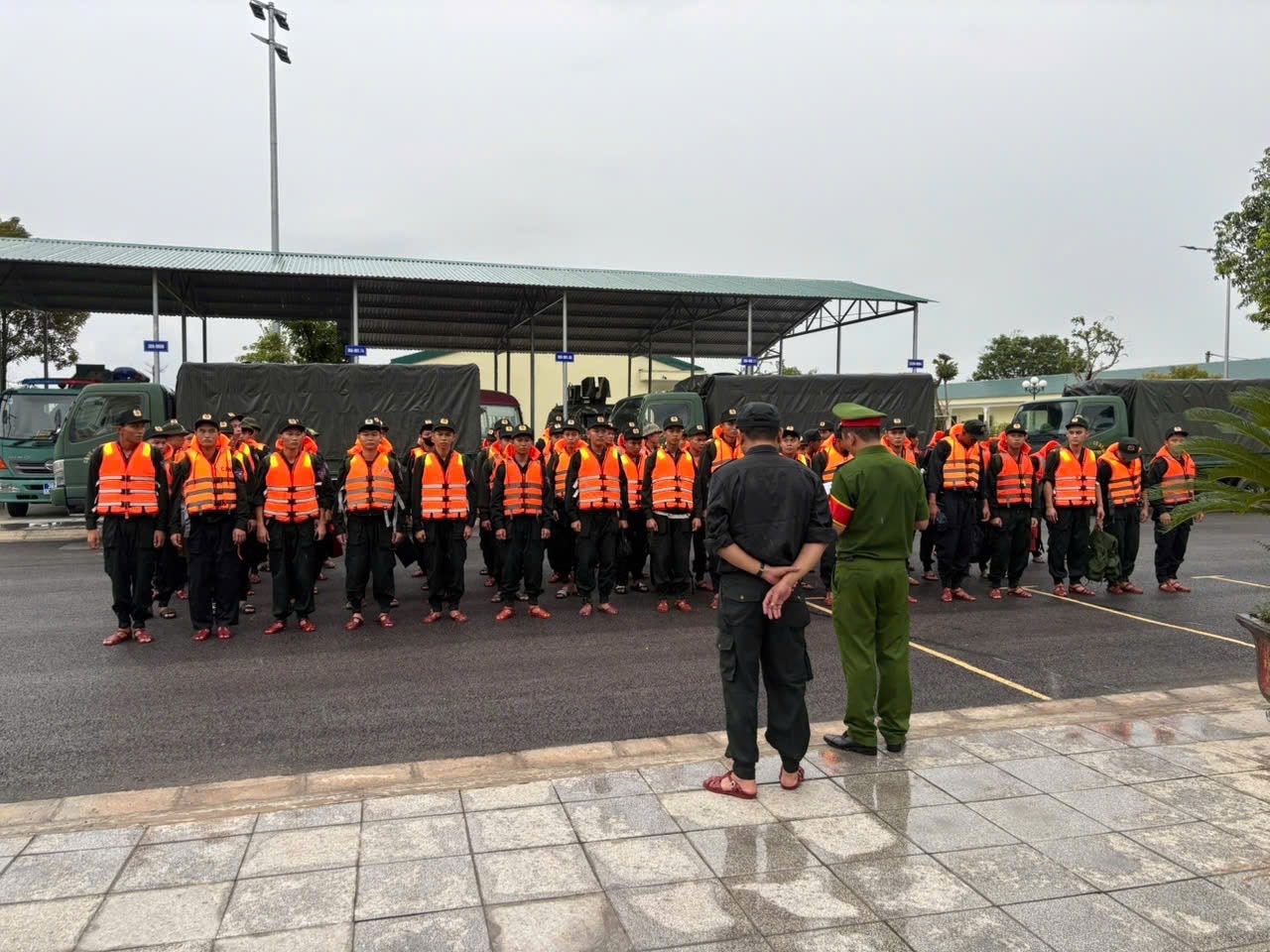 Tuổi trẻ Hà Tĩnh giúp dân gia cố nhà cửa, gặt lúa chạy bão số 5 - Ảnh 8.