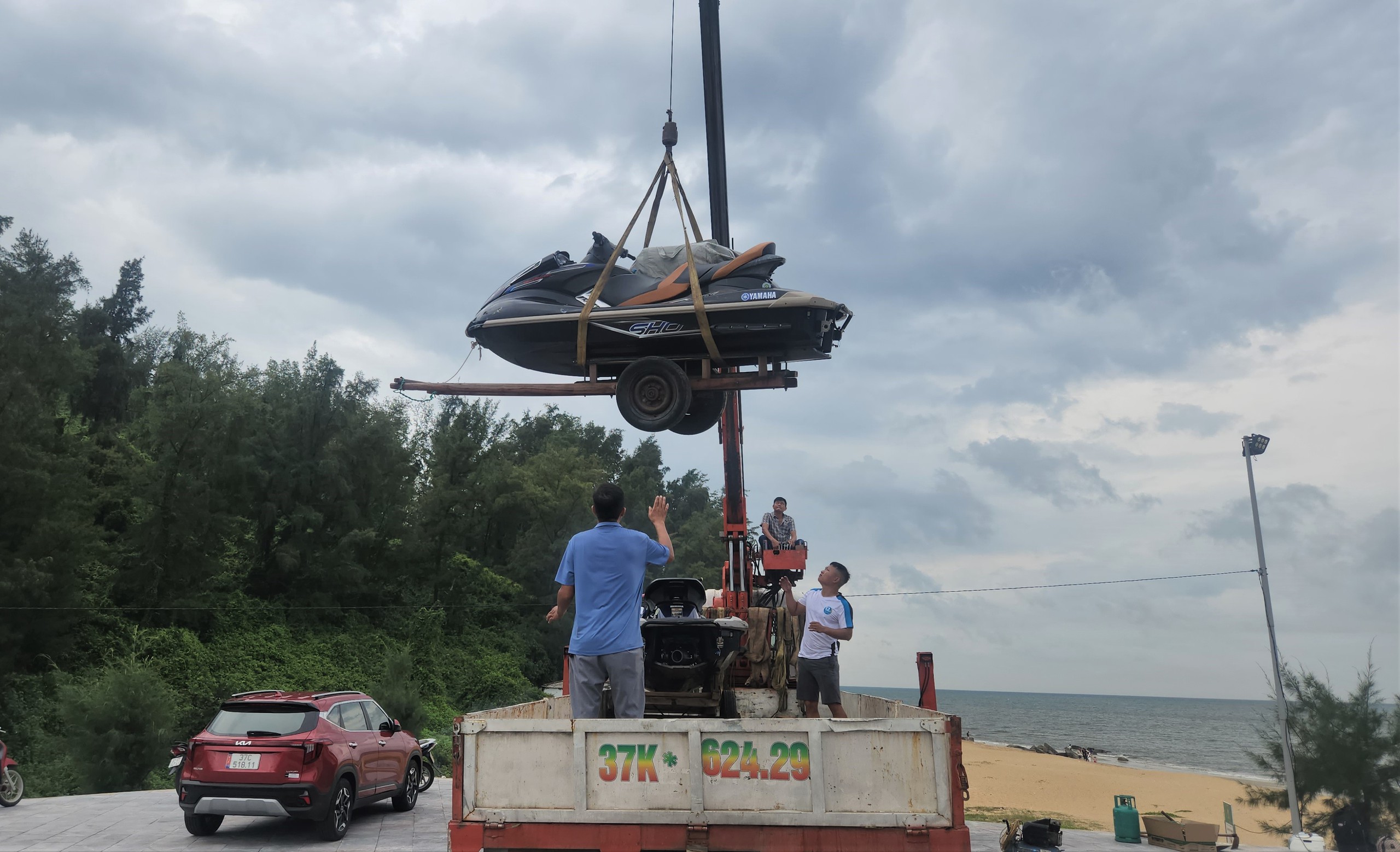 Bão số 5: Người dân Hà Tĩnh dùng túi nước gia cố mái nhà- Ảnh 15. Bão số 5: Người dân Hà Tĩnh dùng túi nước gia cố mái nhà- Ảnh 15.