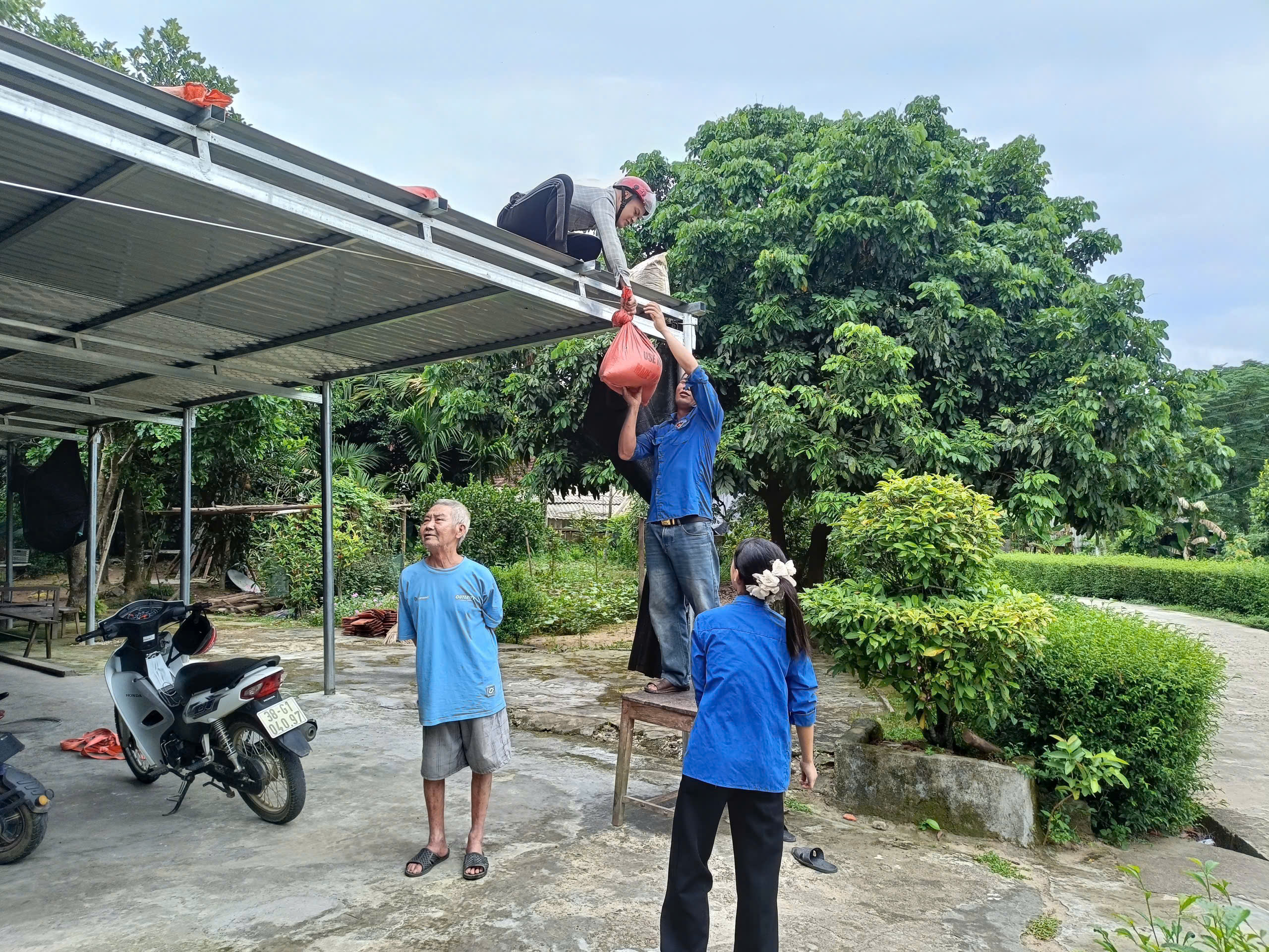 Tuổi trẻ Hà Tĩnh giúp dân gia cố nhà cửa, gặt lúa chạy bão số 5 - Ảnh 2.