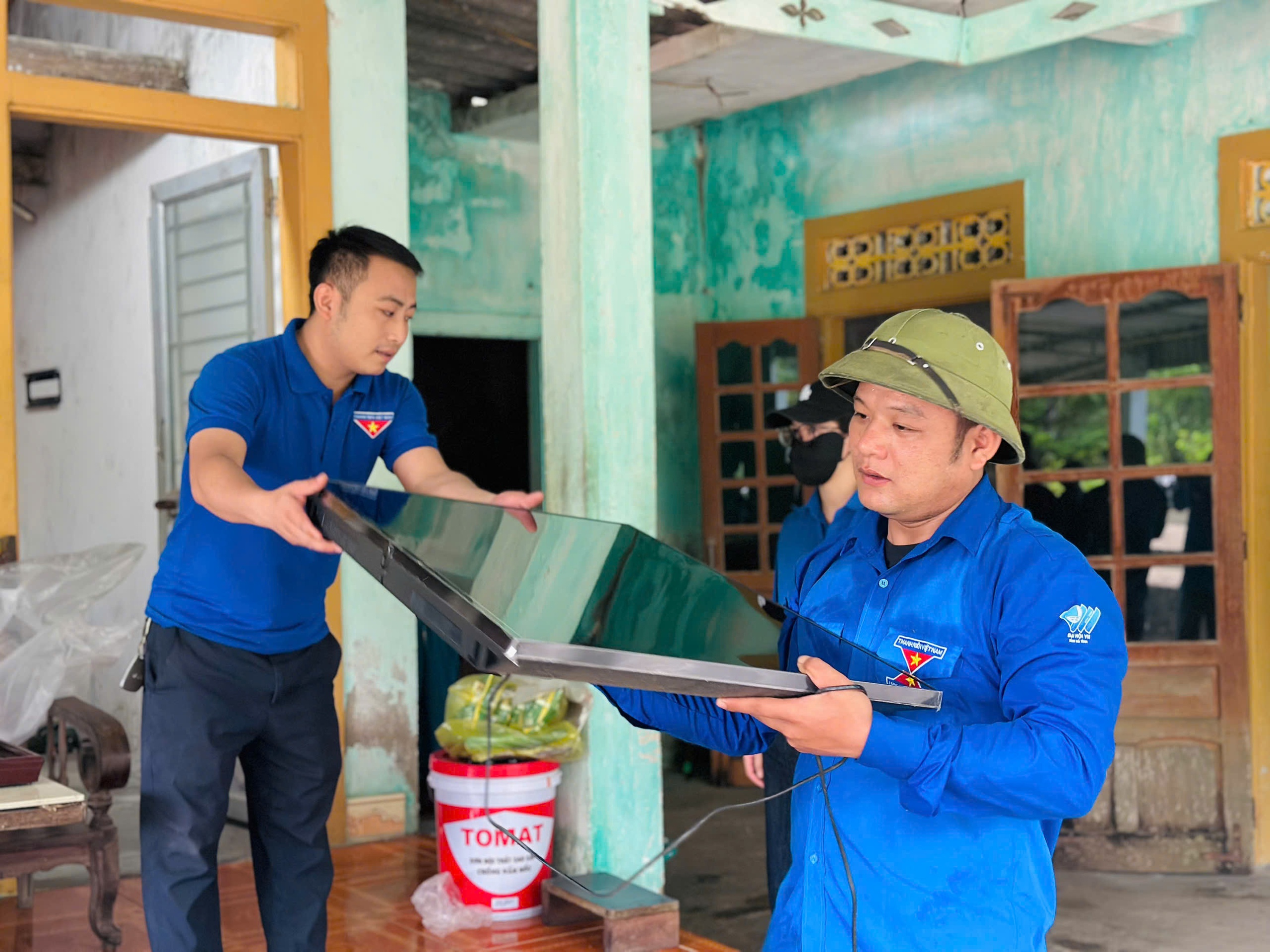 Tuổi trẻ Hà Tĩnh giúp dân gia cố nhà cửa, gặt lúa chạy bão số 5 - Ảnh 4.