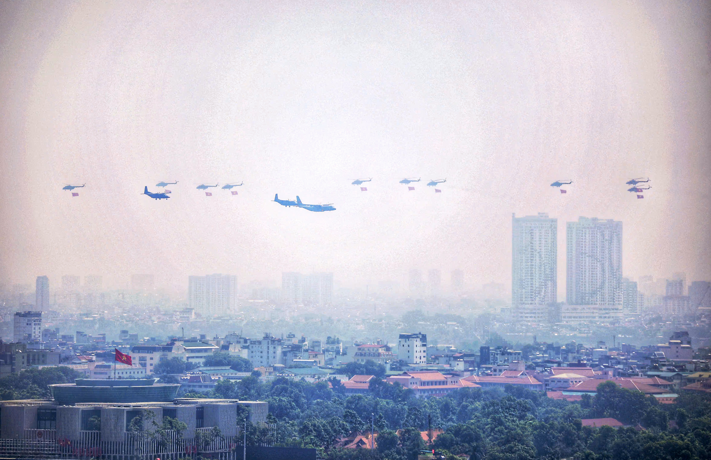'Hổ mang chúa' Su30-MK2 nhào lộn trên quảng trường Ba Đình- Ảnh 39. 'Hổ mang chúa' Su30-MK2 nhào lộn trên quảng trường Ba Đình- Ảnh 39.