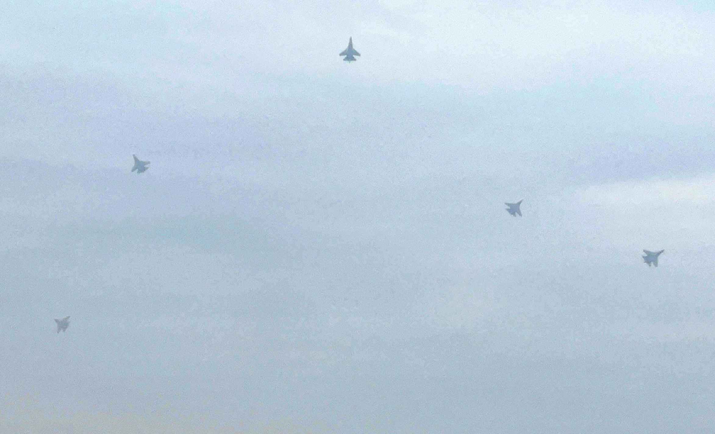 'Hổ mang chúa' Su30-MK2 nhào lộn trên quảng trường Ba Đình- Ảnh 33. 'Hổ mang chúa' Su30-MK2 nhào lộn trên quảng trường Ba Đình- Ảnh 33.
