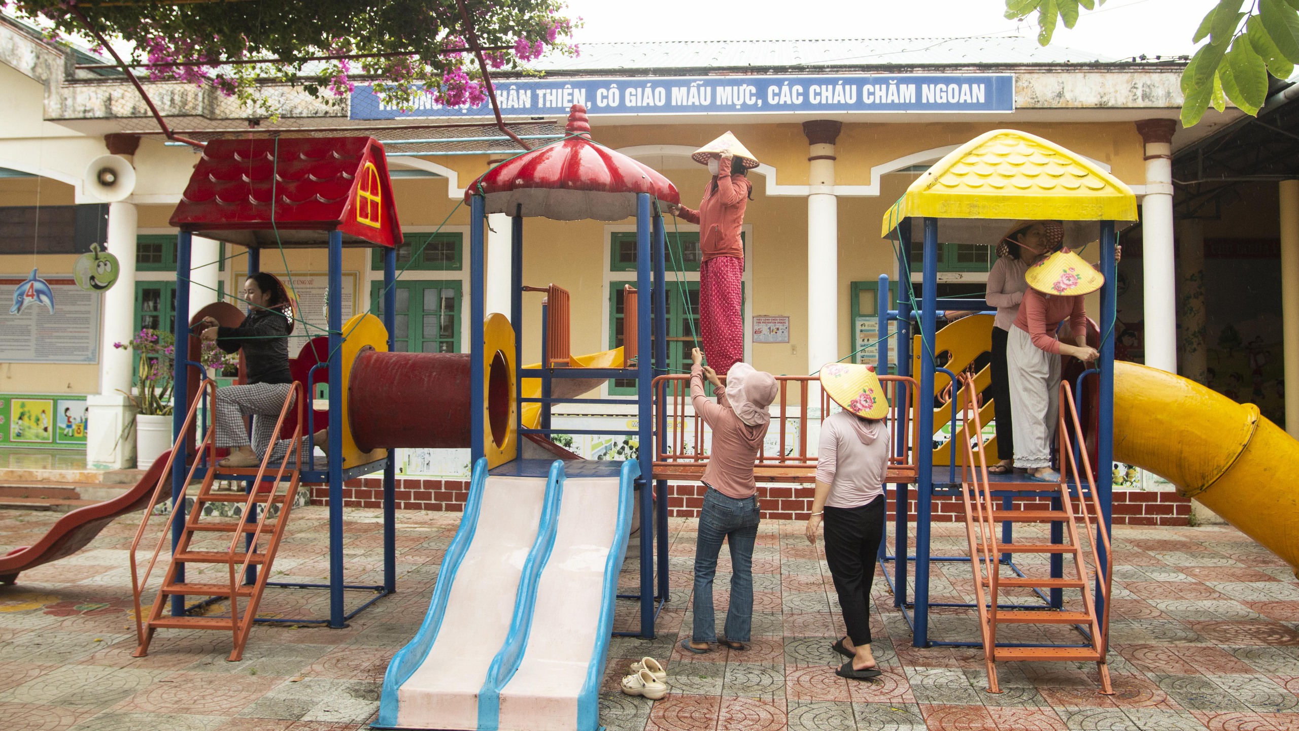 Bão số 5: Bộ đội biên phòng cùng cô giáo nỗ lực chằng chống trường lớp- Ảnh 4. Bão số 5: Bộ đội biên phòng cùng cô giáo nỗ lực chằng chống trường lớp- Ảnh 4.
