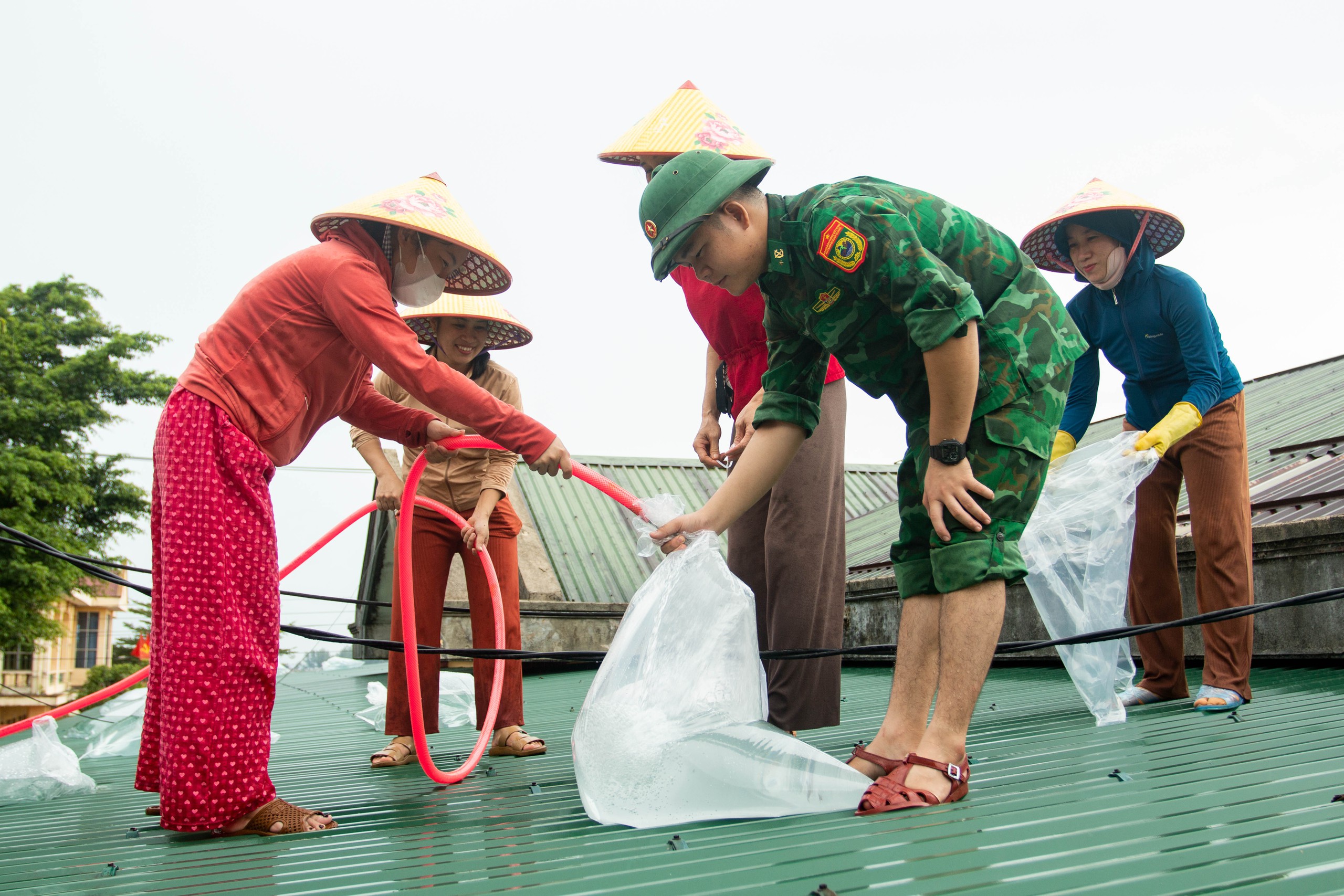 Bão số 5: Bộ đội biên phòng cùng cô giáo nỗ lực chằng chống trường lớp- Ảnh 1. Bão số 5: Bộ đội biên phòng cùng cô giáo nỗ lực chằng chống trường lớp- Ảnh 1.